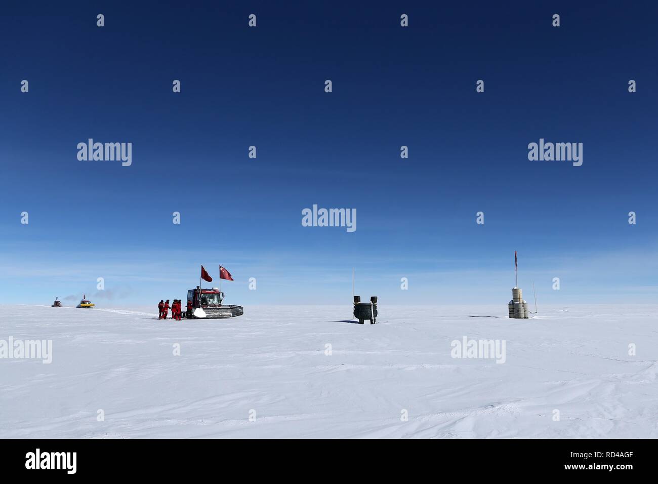 Antarktis, Antarktis. 16 Jan, 2019. Mitglieder von Chinas 35. Antarktisexpedition Team kommen im Bereich der Dome Argus (Dome A), die Spitze der Antarktischen Eiskappe im Inland, in der Antarktis, Jan. 16, 2019. Credit: Liu Shiping/Xinhua/Alamy leben Nachrichten Stockfoto