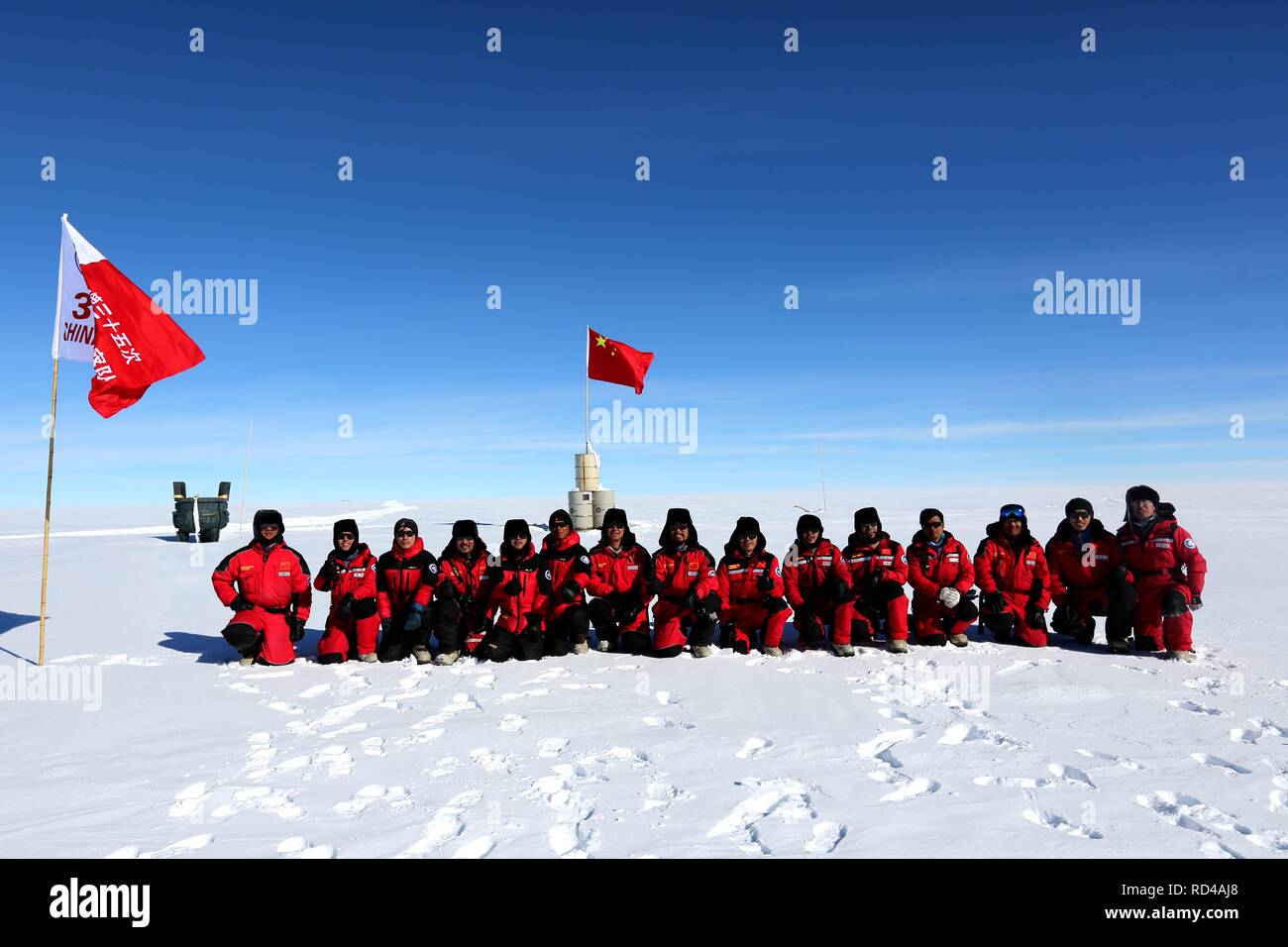 Antarktis, Antarktis. 16 Jan, 2019. Mitglieder von Chinas 35. Antarktisexpedition Team für ein Gruppenfoto auf dem Gelände der Dome Argus (Dome A), die Spitze der Antarktischen Eiskappe im Inland, in der Antarktis, Jan. 16, 2019 darstellen. Credit: Liu Shiping/Xinhua/Alamy leben Nachrichten Stockfoto
