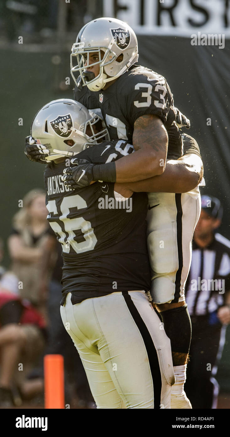 Oakland, Kalifornien, USA. 27 Aug, 2016. Oakland Raiders guard Frank Jackson (66) feiert Touchdown mit zurück laufen DeAndre Washington (33) am Samstag, 27. August 2016 an O. co Coliseum in Oakland, Kalifornien. Die Titanen besiegt die Räuber 27-14 in einem preseason Spiel. Credit: Al Golub/ZUMA Draht/Alamy leben Nachrichten Stockfoto