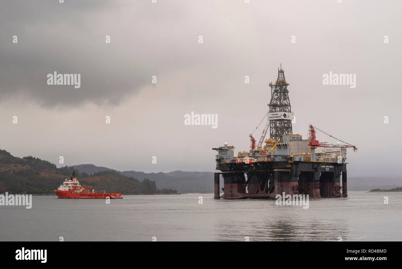 Kishorn, Schottland, Großbritannien. 16. Januar, 2019. Dies ist der Ozean GreatWhite, der weltweit größte semi-submersible offshore drilling rig, die in um 60.800 Tonnen wiegt und ist eine der 6. Generation in rauer Umgebung Bohranlage in der Lage nach unten bohren bis 10.000 m 3.000 m Wasser. Mit einem Tiefgang von mehr als 23 Metern, die rig Bedürfnisse tiefe Wasser für die Verankerung. Der Ozean GreatWhite hat seinen Weg aus Singapur, über Las Palmas auf den Kanarischen Inseln in den letzten fünf Monaten unterstützt von der Alp, Defender, einem großen ocean-going Offshore Supply Vessel mit einem Gewicht von 5600 t. Credit: JASPERIMAGE/Alamy leben Nachrichten Stockfoto