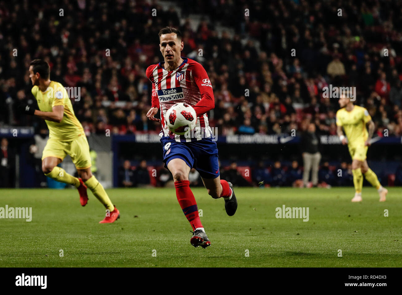 Wanda Metropolitano, Madrid, Spanien. 16 Jan, 2019. Copa del Rey Fußball, Runde 16, Atletico Madrid gegen Girona; Nikola Kalinic (Atletico de Madrid) bricht nach vorn Quelle: Aktion plus Sport/Alamy leben Nachrichten Stockfoto