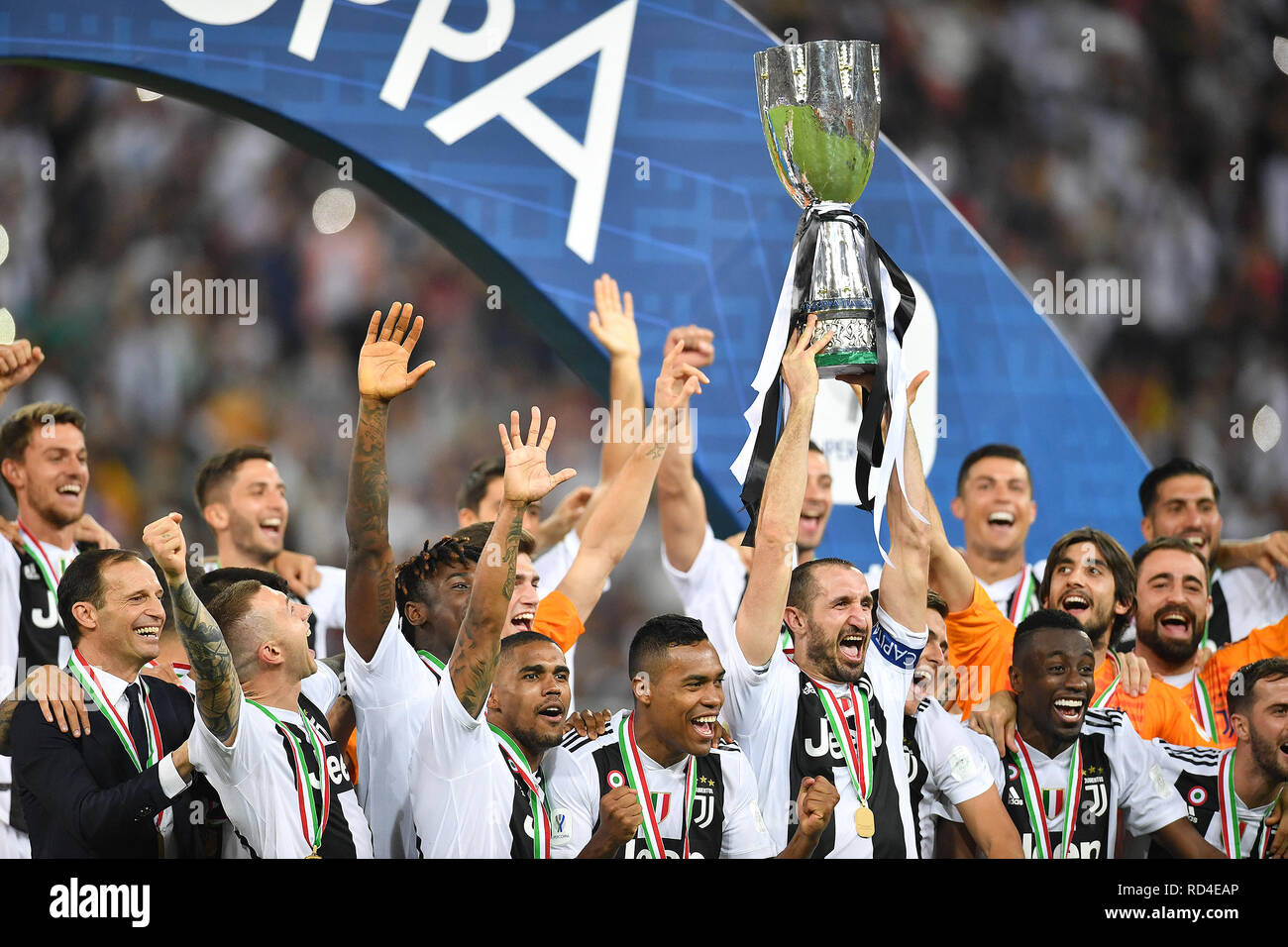 Jeddah, Saudi Arabien. 16 Jan, 2019. Juventus Spieler feiern, wie Giorgio Chiellini die Trophäe nach dem Essen der Italienischen Super Cup Finale Fußball Match zwischen Juventus Turin und AC Mailand im King Abdullah Sport das Stadion der Stadt hält. Credit:-/dpa/Alamy leben Nachrichten Stockfoto