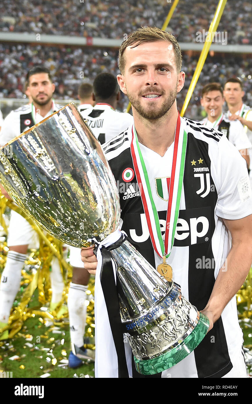 Jeddah, Saudi Arabien. 16 Jan, 2019. Juventus' Miralem Rudolph hält eine Trophäe als feiert er nach dem Essen der Italienischen Super Cup Finale Fußball Match zwischen Juventus Turin und AC Mailand im King Abdullah Sports City Stadium. Credit:-/dpa/Alamy leben Nachrichten Stockfoto