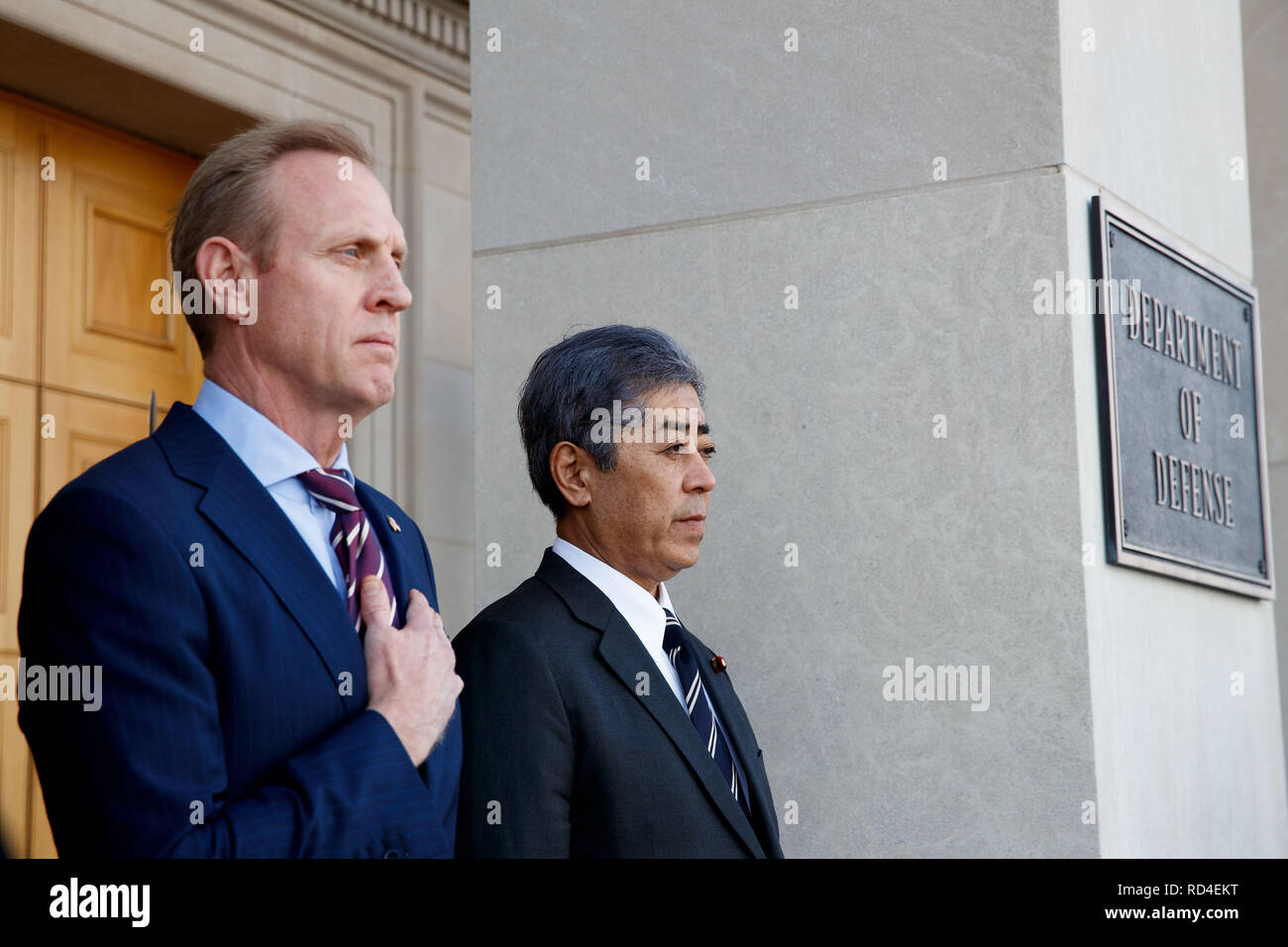 Arlington, USA. 16 Jan, 2019. Die US-Verteidigungsminister Patrick Shanahan (L) begrüßt Japanischen Verteidigungsminister Takeshi Iwaya im Pentagon in Arlington, USA, Jan. 16, 2019. Credit: Ting Shen/Xinhua/Alamy leben Nachrichten Stockfoto