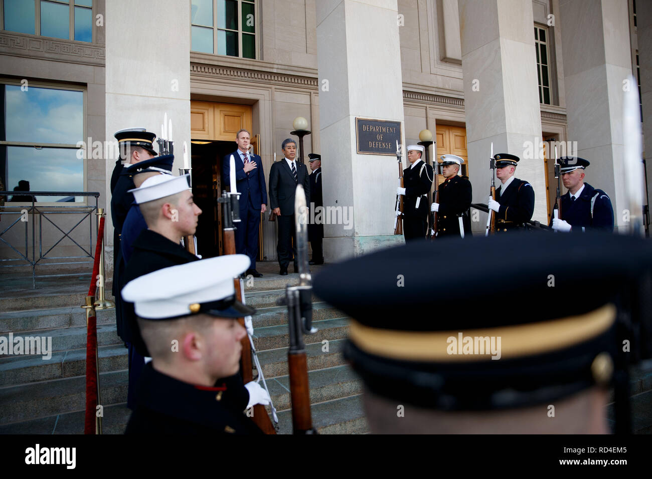 Arlington, USA. 16 Jan, 2019. Die US-Verteidigungsminister Patrick Shanahan (L, Mitte) begrüßt Japanischen Verteidigungsminister Takeshi Iwaya (R, Mitte) im Pentagon in Arlington, USA, Jan. 16, 2019. Credit: Ting Shen/Xinhua/Alamy leben Nachrichten Stockfoto