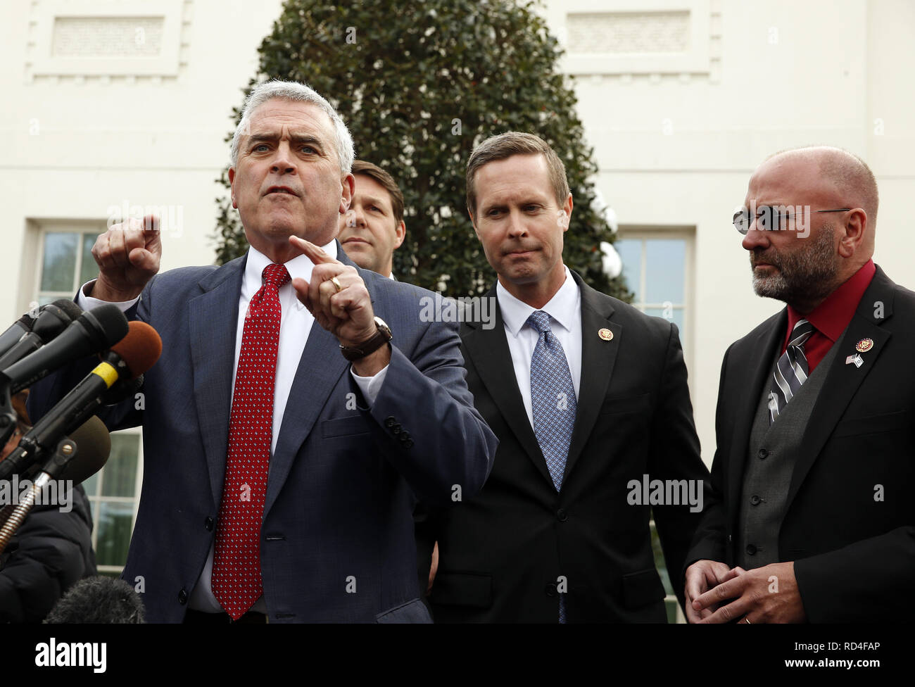 Washington, District of Columbia, USA. 15 Jan, 2019. United States Vertreter Brad Wenstrup (Republikaner aus Ohio) spricht mit Reportern nach einem Mittagessen im Weissen Haus mit Praesident Donald J. Trumpf der Regierung herunterfahren zu diskutieren, in Washington, DC, Januar 15, 2019 Credit: Martin H. Simon/CNP/ZUMA Draht/Alamy leben Nachrichten Stockfoto