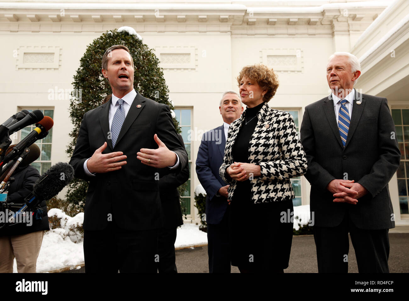 Washington, Vereinigte Staaten von Amerika. 15 Jan, 2019. United States Vertreter Rodney Davis (Republikaner für Illinois) spricht mit Reportern nach einem Mittagessen im Weissen Haus mit Praesident Donald J. Trumpf der Regierung herunterfahren zu diskutieren, in Washington, DC, 15. Januar 2019. Quelle: Martin H. Simon/CNP | Verwendung der weltweiten Kredit: dpa/Alamy leben Nachrichten Stockfoto