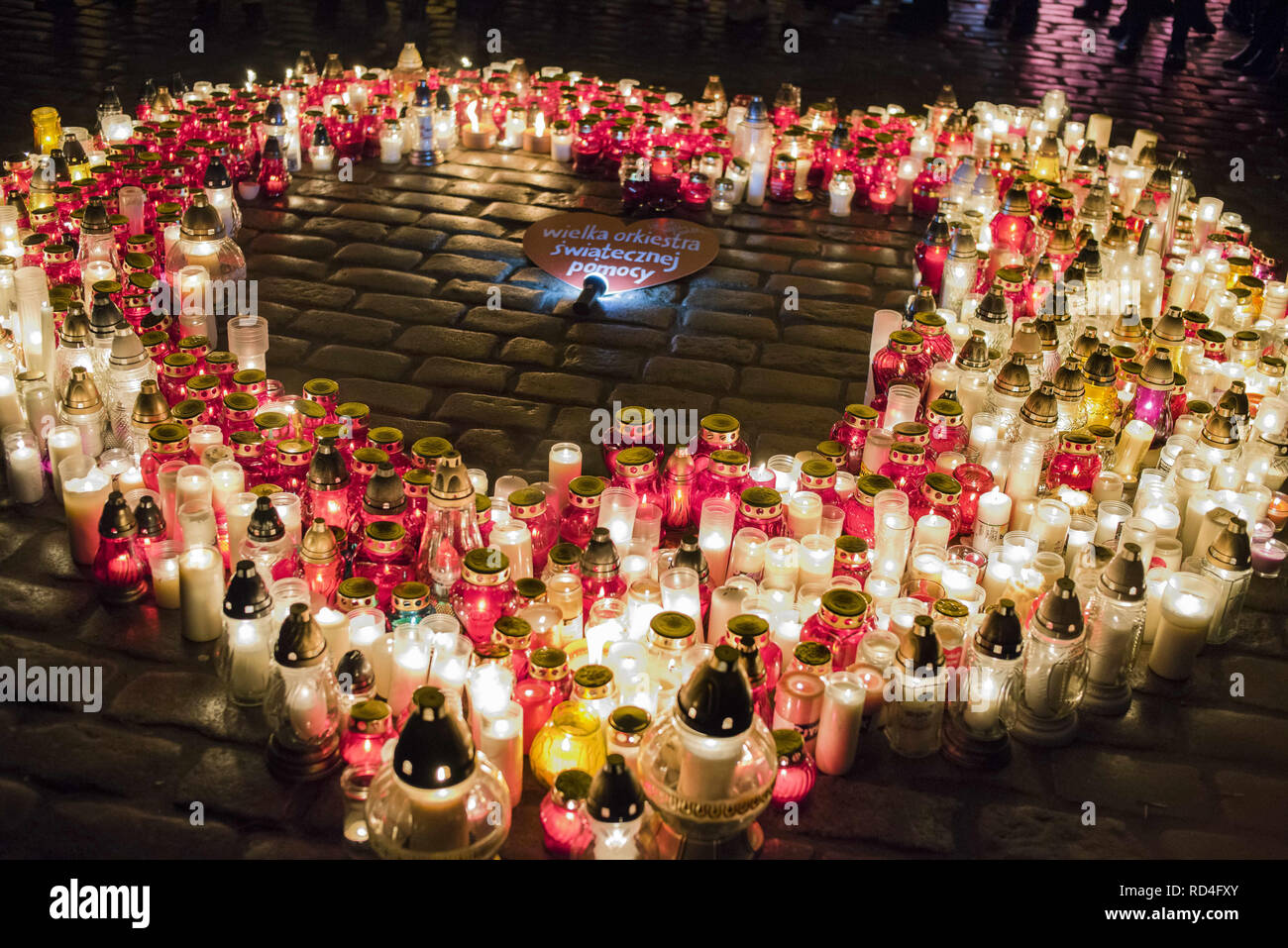 Warszawa, Mazowieckie, Polen. 16 Jan, 2019. Ein Herz Kerzen Disposition gesehen, Respekt für den späten Danziger Bürgermeister Pawel zu bezahlen? Ottar. Eine glühende Herzen der Kerzen auf dem Schlossplatz wurde durch die Bürger von Warschau am Mittwoch Abend erstellt. Noch einmal, Sie würdigte Pawe? Ottar, die ermordeten Bürgermeister der Stadt von Gda?sk. Credit: Attila Husejnow/SOPA Images/ZUMA Draht/Alamy leben Nachrichten Stockfoto