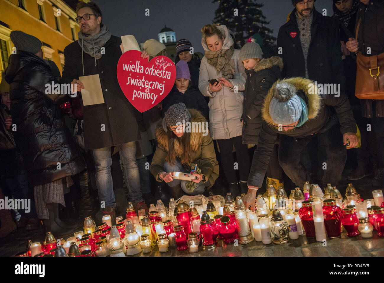 Warszawa, Mazowieckie, Polen. 16 Jan, 2019. Menschen gesehen Beleuchtung Kerzen Respekt vor Ende der Danziger Bürgermeister Pawel zu bezahlen? Ottar. Eine glühende Herzen der Kerzen auf dem Schlossplatz wurde durch die Bürger von Warschau am Mittwoch Abend erstellt. Noch einmal, Sie würdigte Pawe? Ottar, die ermordeten Bürgermeister der Stadt von Gda?sk. Credit: Attila Husejnow/SOPA Images/ZUMA Draht/Alamy leben Nachrichten Stockfoto