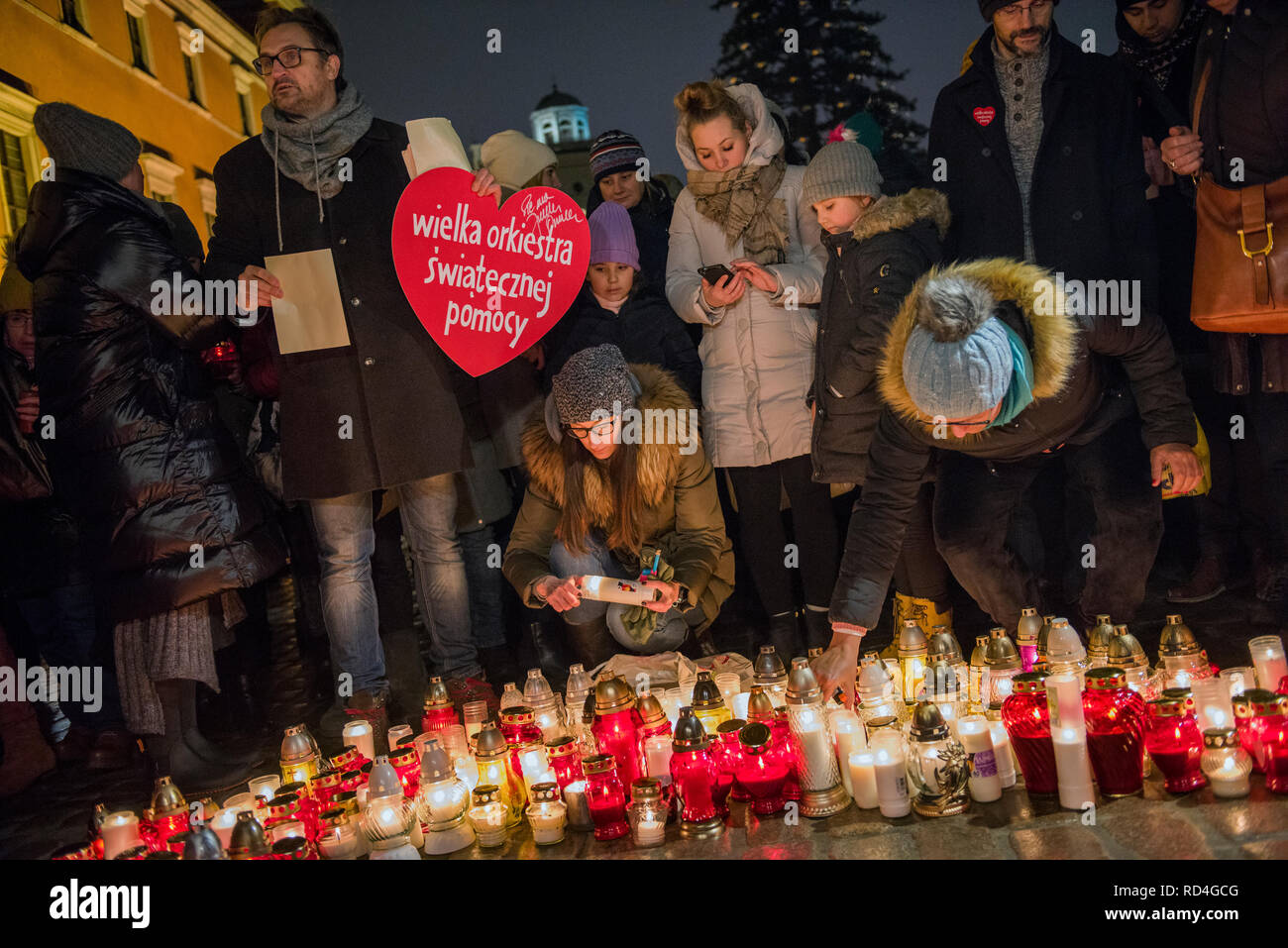 Menschen gesehen Beleuchtung Kerzen Respekt vor Ende der Danziger Bürgermeister Pawel zu bezahlen? Ottar. Eine glühende Herzen der Kerzen auf dem Schlossplatz wurde durch die Bürger von Warschau am Mittwoch Abend erstellt. Noch einmal, Sie würdigte Pawe? Ottar, die ermordeten Bürgermeister der Stadt von Gda?sk. Stockfoto