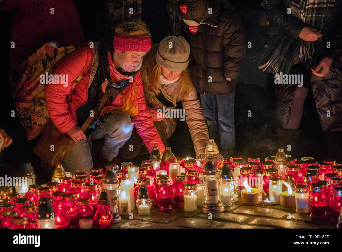 Menschen gesehen Beleuchtung Kerzen Respekt vor Ende der Danziger Bürgermeister Pawel zu bezahlen? Ottar. Eine glühende Herzen der Kerzen auf dem Schlossplatz wurde durch die Bürger von Warschau am Mittwoch Abend erstellt. Noch einmal, Sie würdigte Pawe? Ottar, die ermordeten Bürgermeister der Stadt von Gda?sk. Stockfoto