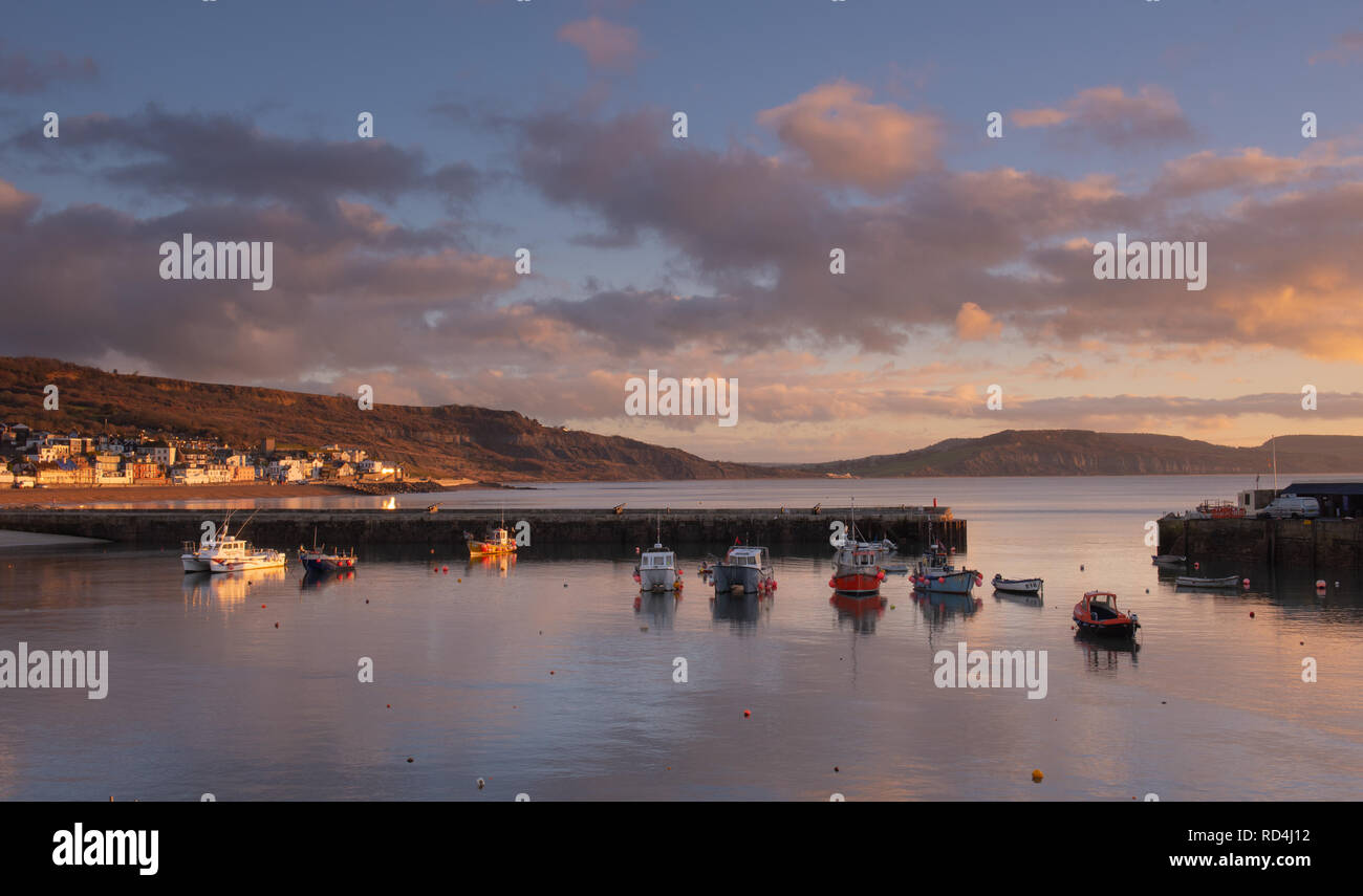 Lyme Regis, Dorset, Großbritannien. 17. Januar 2019. UK Wetter: leuchtende Farben, den Himmel auf einen hellen und kühlen Morgen in Lyme Regis Licht. Credit: Celia McMahon/Alamy leben Nachrichten Stockfoto