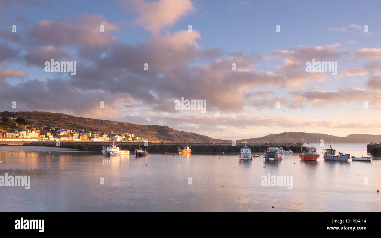 Lyme Regis, Dorset, Großbritannien. 17. Januar 2019. UK Wetter: leuchtende Farben, den Himmel auf einen hellen und kühlen Morgen in Lyme Regis Licht. Credit: Celia McMahon/Alamy leben Nachrichten Stockfoto