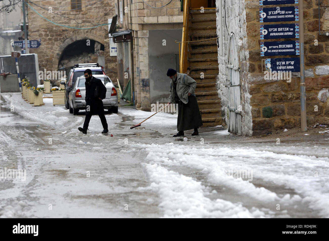 Januar 17, 2019 - Hebron, West Bank, Palästina - Ein palästinensischer Mann Schnee während ein Wintersturm, der in der Westbank Hebron, am 17. Januar 2019 (Bild: © Wisam Hashlamoun/APA Bilder über ZUMA Draht) Stockfoto