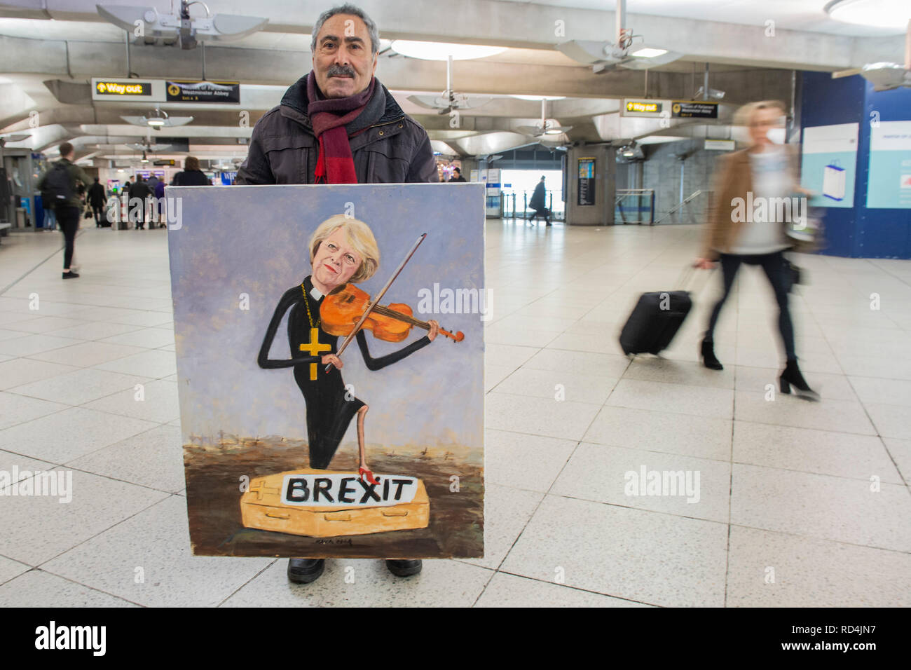 London, Großbritannien. 16. Januar, 2019. London - satirische Künstler Kaya Mar mit seiner Arbeit auf Theresa May und Brexit in Westminster U-Bahnstation. Credit: Guy Bell/Alamy leben Nachrichten Stockfoto