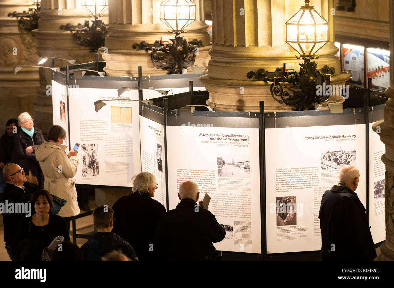 Hamburg, Deutschland. 17 Jan, 2019. Die Besucher der Hamburger Rathaus wird in der Lage sein, die Ausstellung "Die Stadt und die Konzentrationslager zu sehen. Häftlinge der Konzentrationslager Neuengamme im täglichen Krieg in Hamburg 1943-1945". Mindestens 42.900 Menschen im KZ Neuengamme starb und seine Satelliten-Camps. Die Ausstellung ist bis zum 10. Februar 2019. Credit: Ulrich Perrey/dpa/Alamy leben Nachrichten Stockfoto