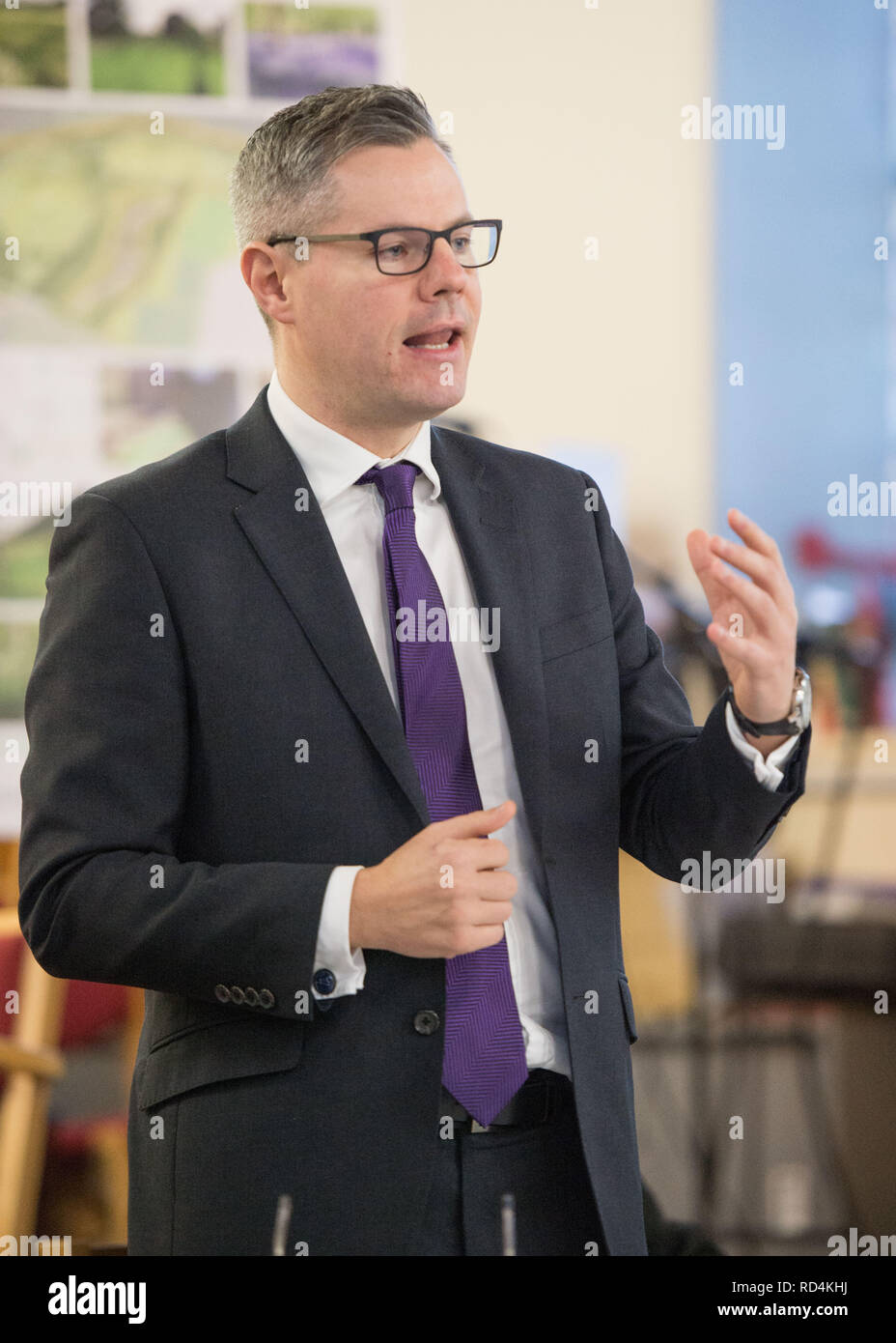 Winchburgh, West Lothian UK - 17. Januar 2019. Finanzminister Derek Mackay (dargestellt) erfüllt die Entwickler, West Lothian Rat und anderen Beteiligten an der Winchburgh Village site. Mehr als 3.000 neue Wohnungen sowie der zugehörigen Infrastruktur, Gemeinschaftsbereiche und Schulen sind im Winchburgh, West Lothian gebaut werden - Erstellen einer der größten Gehäuse der UK-Infrastrukturprojekte. Credit: Colin Fisher/Alamy leben Nachrichten Stockfoto