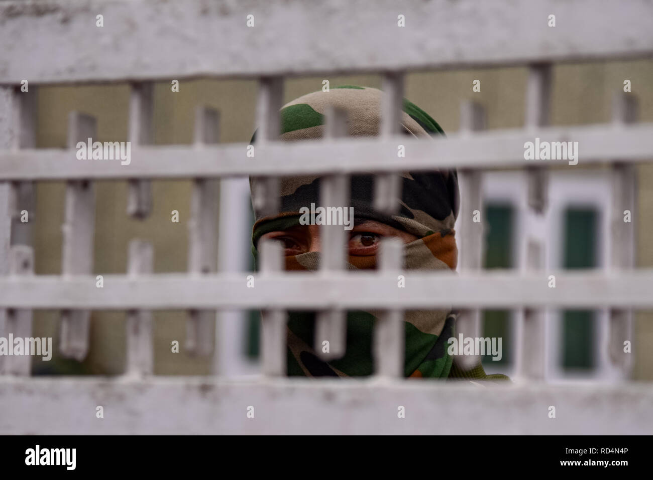 Ein Mitglied der auf speziellen Betrieb Gruppe (SOG) gesehen bei der Suche nach einem Wohnhaus in Srinagar. Nach Angaben der Polizei wurden mindestens fünf Mitglieder der Regierung Kräfte waren am Donnerstag in einer Granate explosion Schuld auf Rebellen kämpfen gegen indische Herrschaft im indischen Kaschmir verletzt - der größten Stadt gesteuert. Stockfoto