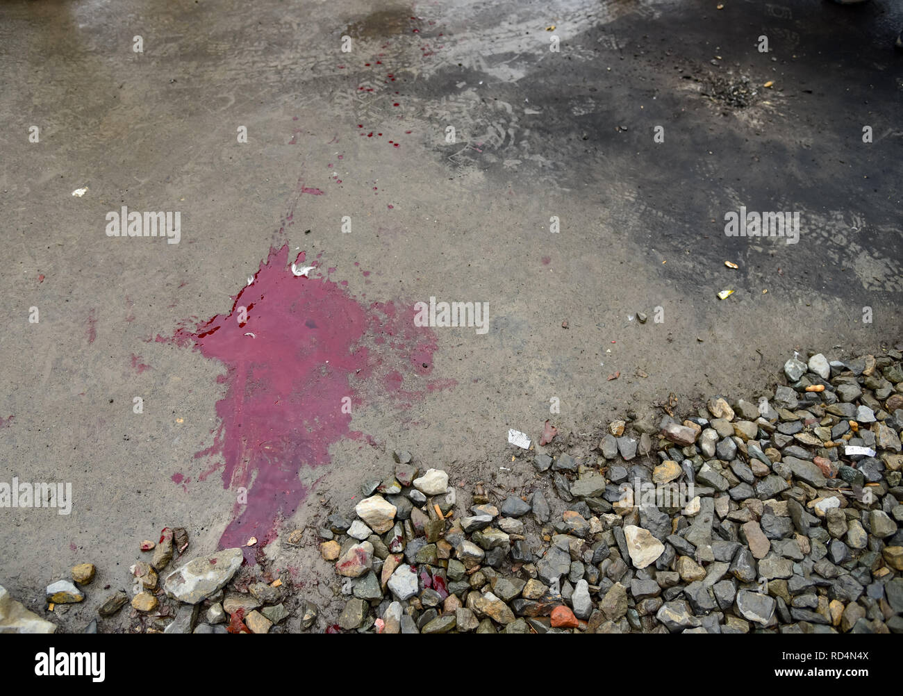 Blut gesehen, in der Nähe der Explosion, wo die Granate von unbekannten Mann lobbed war verstreut. Nach Angaben der Polizei wurden mindestens fünf Mitglieder der Regierung Kräfte waren am Donnerstag in einer Granate explosion Schuld auf Rebellen kämpfen gegen indische Herrschaft im indischen Kaschmir verletzt - der größten Stadt gesteuert. Stockfoto