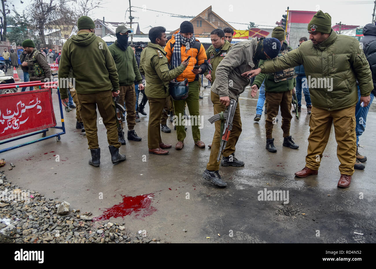 Blut gesehen, in der Nähe der Explosion, wo die Granate von unbekannten Mann lobbed war verstreut. Nach Angaben der Polizei wurden mindestens fünf Mitglieder der Regierung Kräfte waren am Donnerstag in einer Granate explosion Schuld auf Rebellen kämpfen gegen indische Herrschaft im indischen Kaschmir verletzt - der größten Stadt gesteuert. Stockfoto