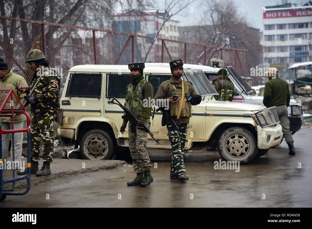 Indische Armee - Männer gesehen, ständigen Alert in der Nähe der Explosion in Srinagar. Nach Angaben der Polizei wurden mindestens fünf Mitglieder der Regierung Kräfte waren am Donnerstag in einer Granate explosion Schuld auf Rebellen kämpfen gegen indische Herrschaft im indischen Kaschmir verletzt - der größten Stadt gesteuert. Stockfoto