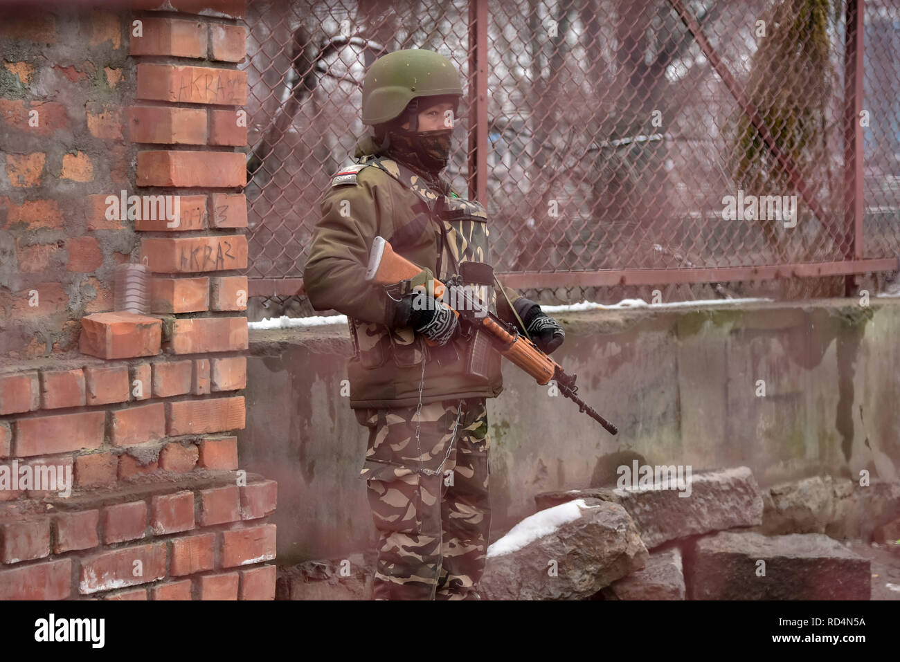 Eine indische Armee - Mann gesehen auf der Wache in der Nähe der Explosion in Srinagar. Nach Angaben der Polizei wurden mindestens fünf Mitglieder der Regierung Kräfte waren am Donnerstag in einer Granate explosion Schuld auf Rebellen kämpfen gegen indische Herrschaft im indischen Kaschmir verletzt - der größten Stadt gesteuert. Stockfoto