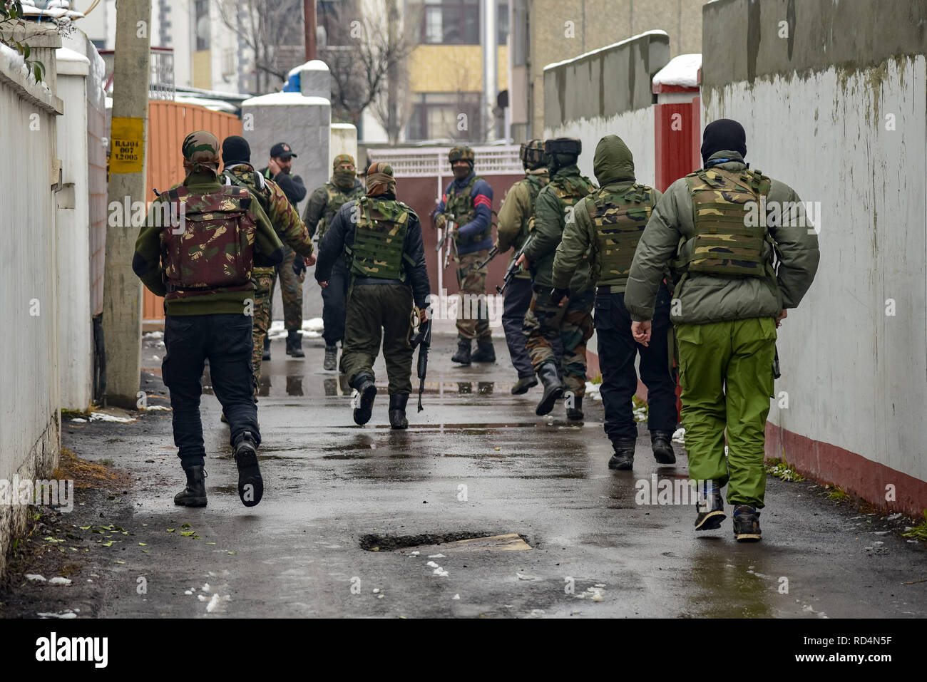 Indische Armee - Männer sind Gesehen patrouillieren, um den Ort der Explosion in Srinagar. Nach Angaben der Polizei wurden mindestens fünf Mitglieder der Regierung Kräfte waren am Donnerstag in einer Granate explosion Schuld auf Rebellen kämpfen gegen indische Herrschaft im indischen Kaschmir verletzt - der größten Stadt gesteuert. Stockfoto