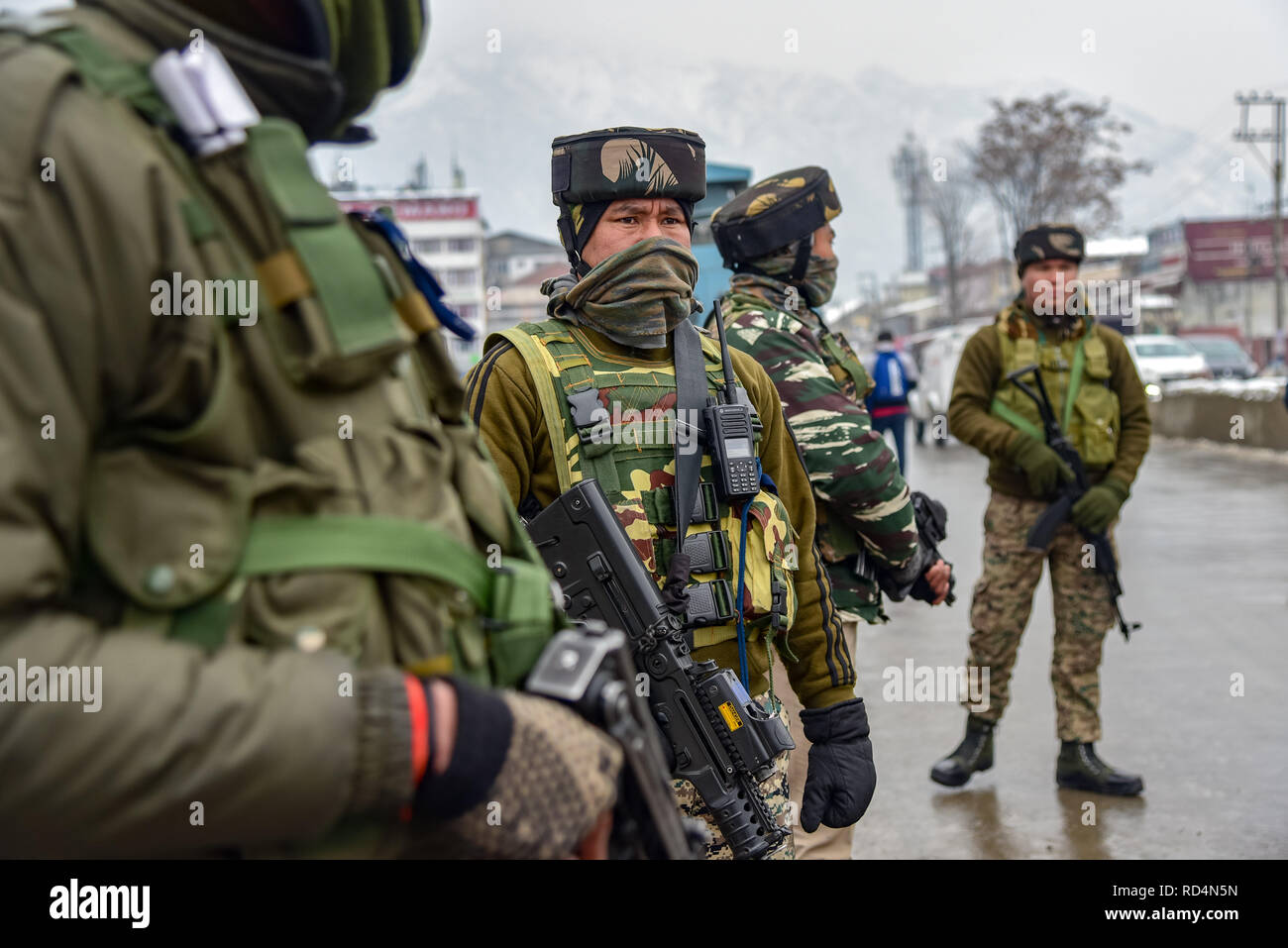 Indische Armee - Männer sind zu sehen auf der Wache in der Nähe der Explosion in Srinagar. Nach Angaben der Polizei wurden mindestens fünf Mitglieder der Regierung Kräfte waren am Donnerstag in einer Granate explosion Schuld auf Rebellen kämpfen gegen indische Herrschaft im indischen Kaschmir verletzt - der größten Stadt gesteuert. Stockfoto