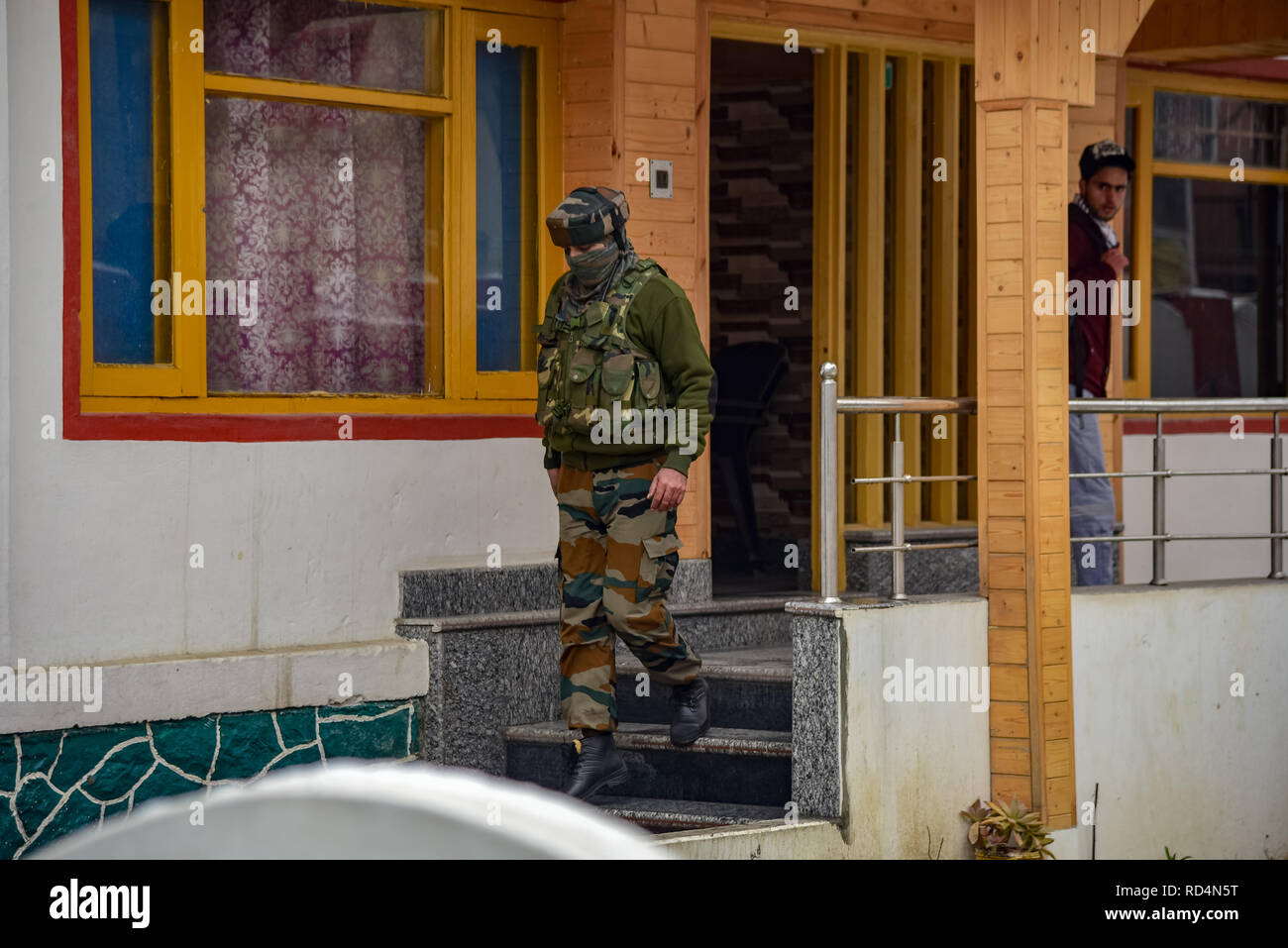 Mitglieder der speziellen Betrieb Gruppe (SOG) gesehen Suche Wohnhaus während der Suche Betrieb in Srinagar.. Nach Angaben der Polizei wurden mindestens fünf Mitglieder der Regierung Kräfte waren am Donnerstag in einer Granate explosion Schuld auf Rebellen kämpfen gegen indische Herrschaft im indischen Kaschmir verletzt - der größten Stadt gesteuert. Stockfoto