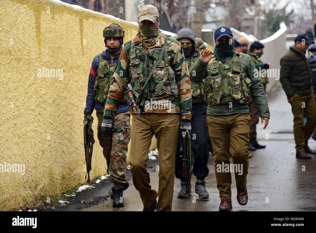 Mitglieder der speziellen Betrieb Gruppe (SOG) werden gesehen, patrouillieren in der Nähe der Explosion in Srinagar. Nach Angaben der Polizei wurden mindestens fünf Mitglieder der Regierung Kräfte waren am Donnerstag in einer Granate explosion Schuld auf Rebellen kämpfen gegen indische Herrschaft im indischen Kaschmir verletzt - der größten Stadt gesteuert. Stockfoto