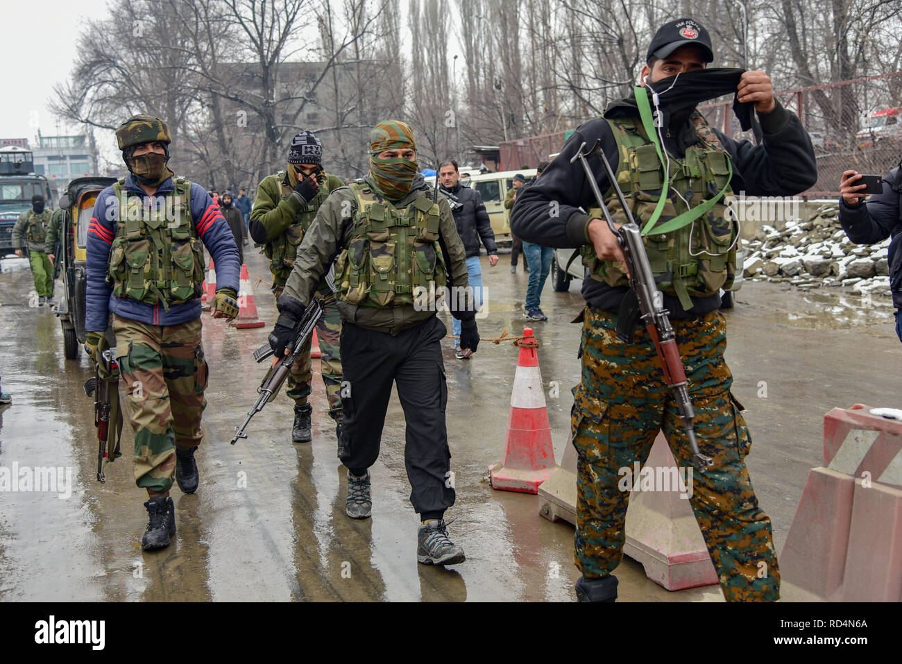 Mitglieder der speziellen Betrieb Gruppe (SOG) werden gesehen, patrouillieren, um den Ort der Explosion in Srinagar. Nach Angaben der Polizei wurden mindestens fünf Mitglieder der Regierung Kräfte waren am Donnerstag in einer Granate explosion Schuld auf Rebellen kämpfen gegen indische Herrschaft im indischen Kaschmir verletzt - der größten Stadt gesteuert. Stockfoto