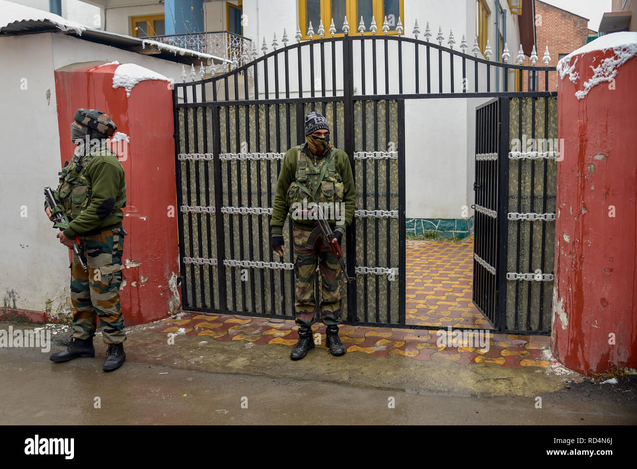Mitglieder der speziellen Betrieb Gruppe (SOG) werden gesehen, ständige Warnung vor einem Wohnhaus in der Nähe der Explosion während der Suche Betrieb in Srinagar. Nach Angaben der Polizei wurden mindestens fünf Mitglieder der Regierung Kräfte waren am Donnerstag in einer Granate explosion Schuld auf Rebellen kämpfen gegen indische Herrschaft im indischen Kaschmir verletzt - der größten Stadt gesteuert. Stockfoto