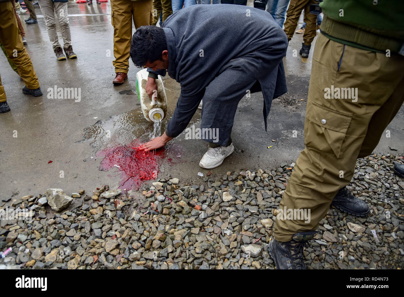 Ein Kaschmirischen Mann gesehen reinigen das Blut in der Nähe der Explosion in Srinagar. Nach Angaben der Polizei wurden mindestens fünf Mitglieder der Regierung Kräfte waren am Donnerstag in einer Granate explosion Schuld auf Rebellen kämpfen gegen indische Herrschaft im indischen Kaschmir verletzt - der größten Stadt gesteuert. Stockfoto