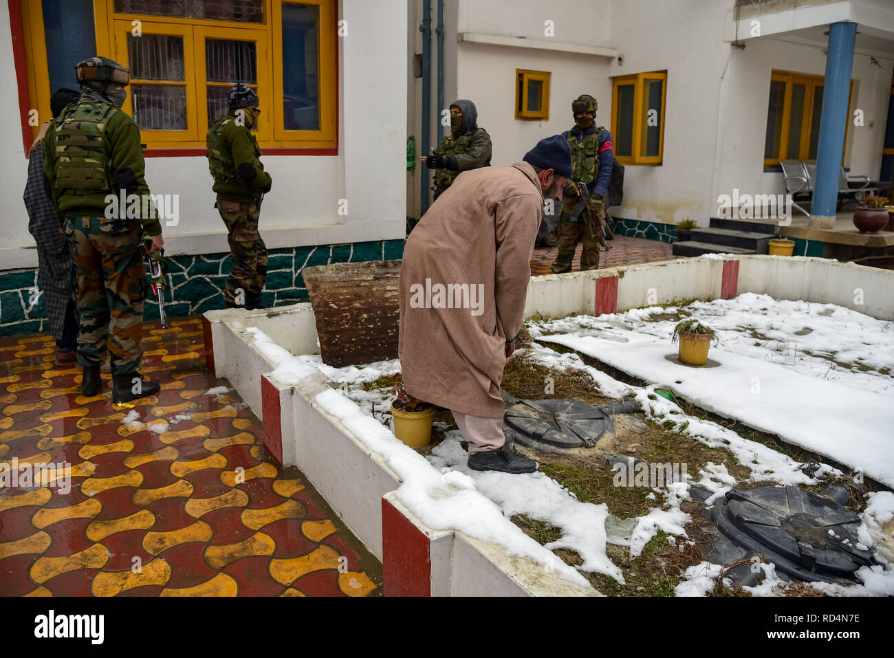 Mitglieder der speziellen Betrieb Gruppe (SOG) gesehen, die Suche auf ein Wohnhaus in der Nähe der Explosion in Srinagar. Nach Angaben der Polizei wurden mindestens fünf Mitglieder der Regierung Kräfte waren am Donnerstag in einer Granate explosion Schuld auf Rebellen kämpfen gegen indische Herrschaft im indischen Kaschmir verletzt - der größten Stadt gesteuert. Stockfoto