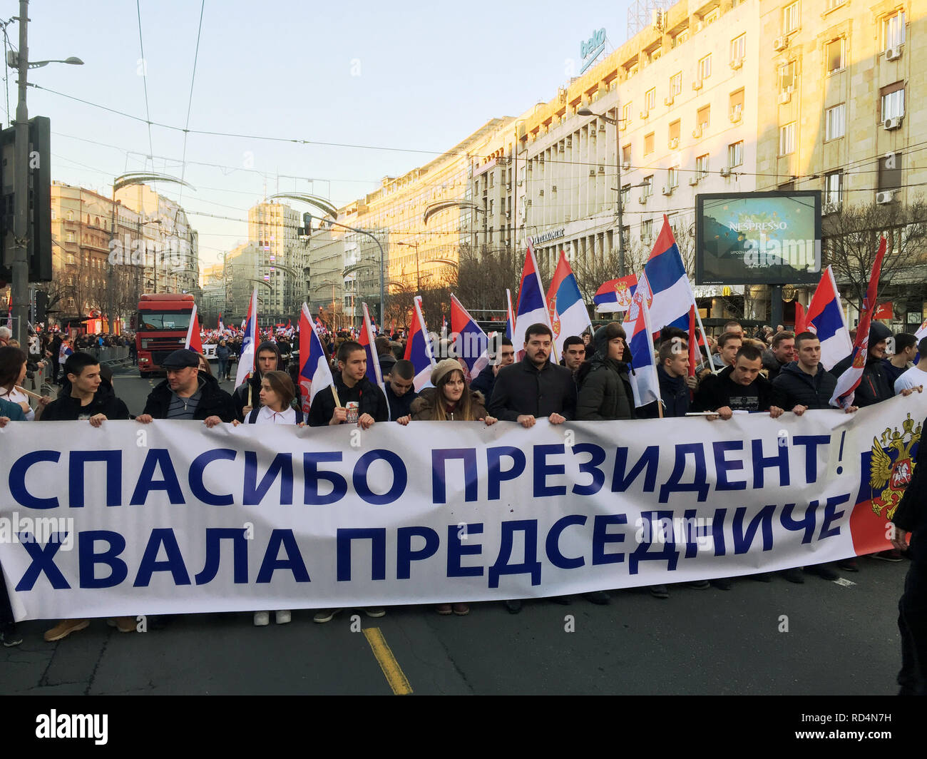 Belgrad, Serbien. 17 Jan, 2019. Die Demonstranten tragen Russische Fahnen  und Banner in Kyrillisch mit der Aufschrift "Danke Präsident' ihre  Unterstützung für den Besuch des russischen Präsidenten Putin in der  serbischen Hauptstadt