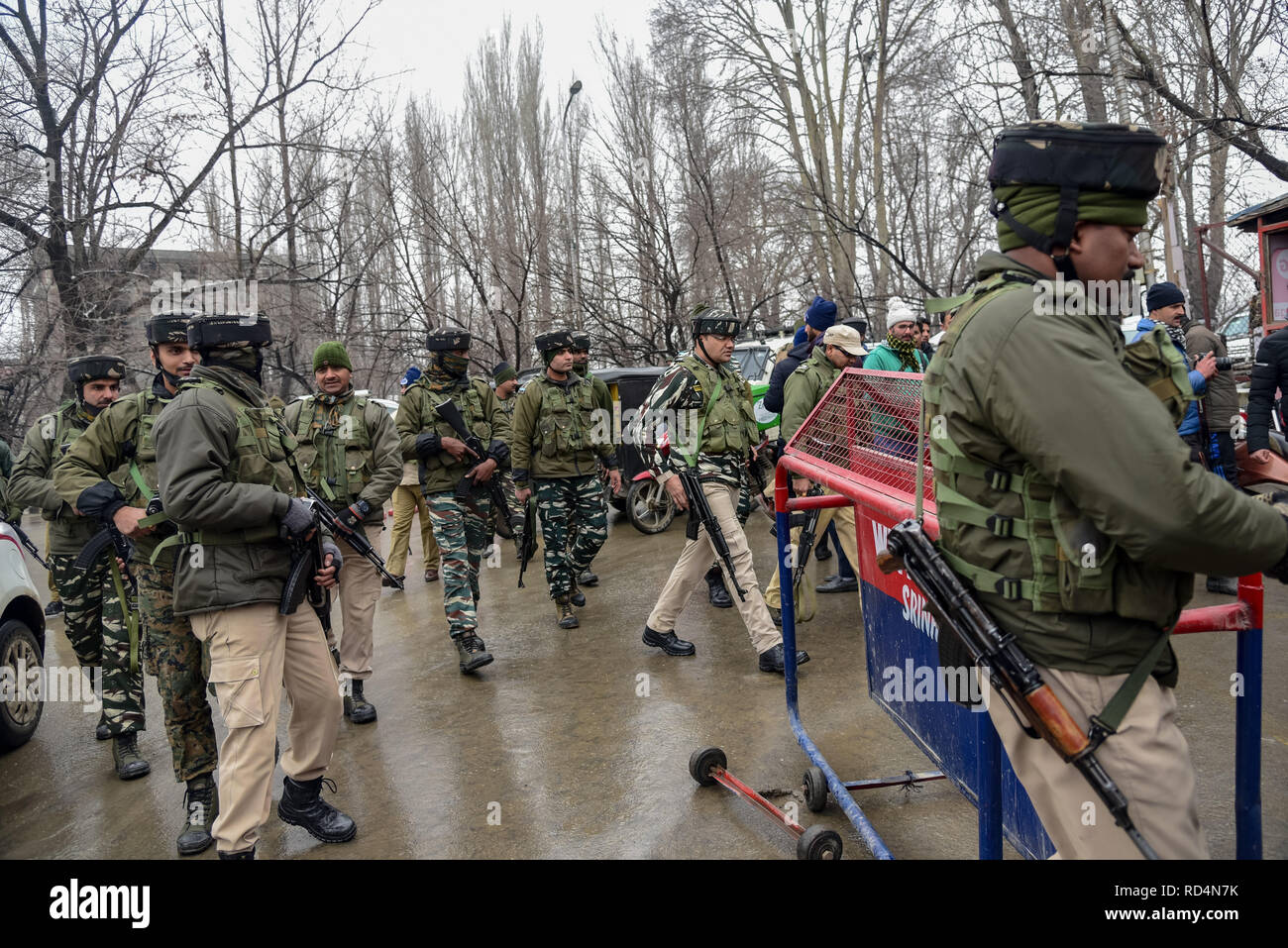 Indische Armee - Männer sind Gesehen patrouillieren, um den Ort der Explosion in Srinagar. Nach Angaben der Polizei wurden mindestens fünf Mitglieder der Regierung Kräfte waren am Donnerstag in einer Granate explosion Schuld auf Rebellen kämpfen gegen indische Herrschaft im indischen Kaschmir verletzt - der größten Stadt gesteuert. Stockfoto