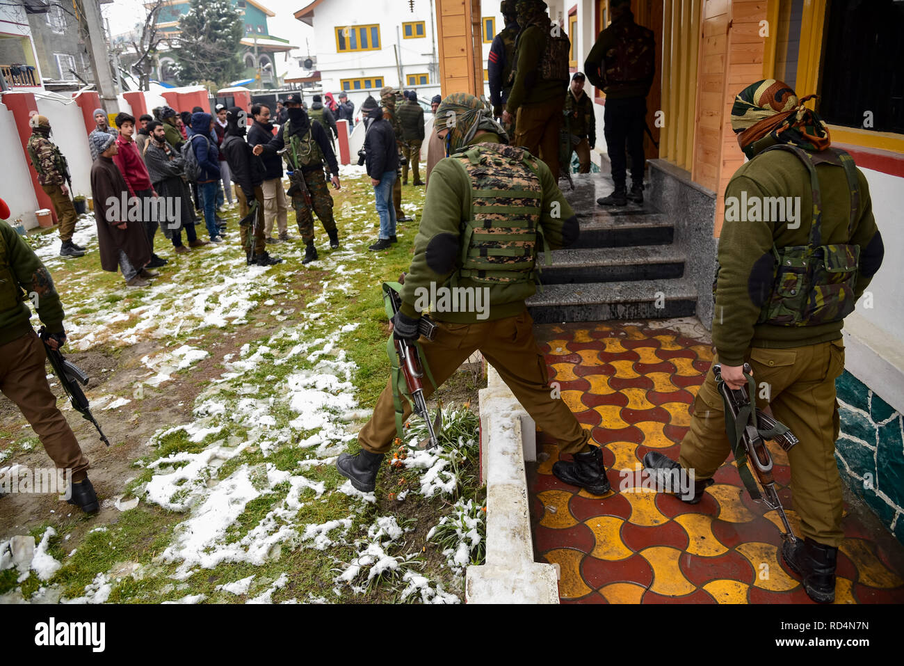 Mitglieder der speziellen Betrieb Gruppe (SOG) an Studenten gesehen, Hostel, die während der Suche in Srinagar. Nach Angaben der Polizei wurden mindestens fünf Mitglieder der Regierung Kräfte waren am Donnerstag in einer Granate explosion Schuld auf Rebellen kämpfen gegen indische Herrschaft im indischen Kaschmir verletzt - der größten Stadt gesteuert. Stockfoto
