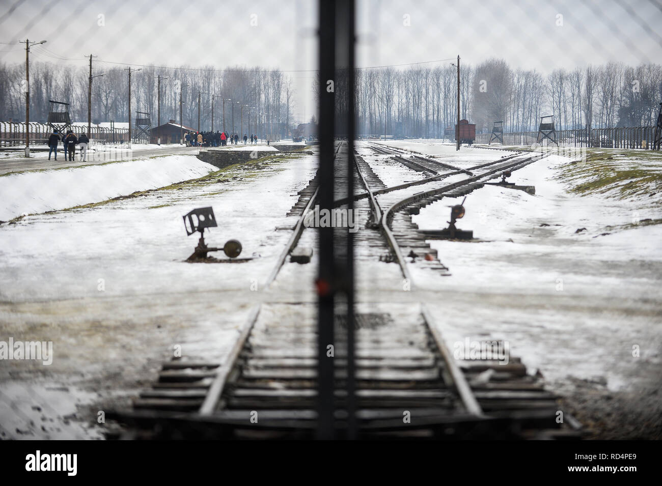 Ein Blick auf die Bahn betreten des ehemaligen NS-Vernichtungslagers Birkenau. Die Erinnerung an den Holocaust Tag findet am 27. Januar, wo die Überlebenden der 74. Jahrestag der Befreiung von Auschwitz Feierlichkeiten teilnehmen wird. Stockfoto