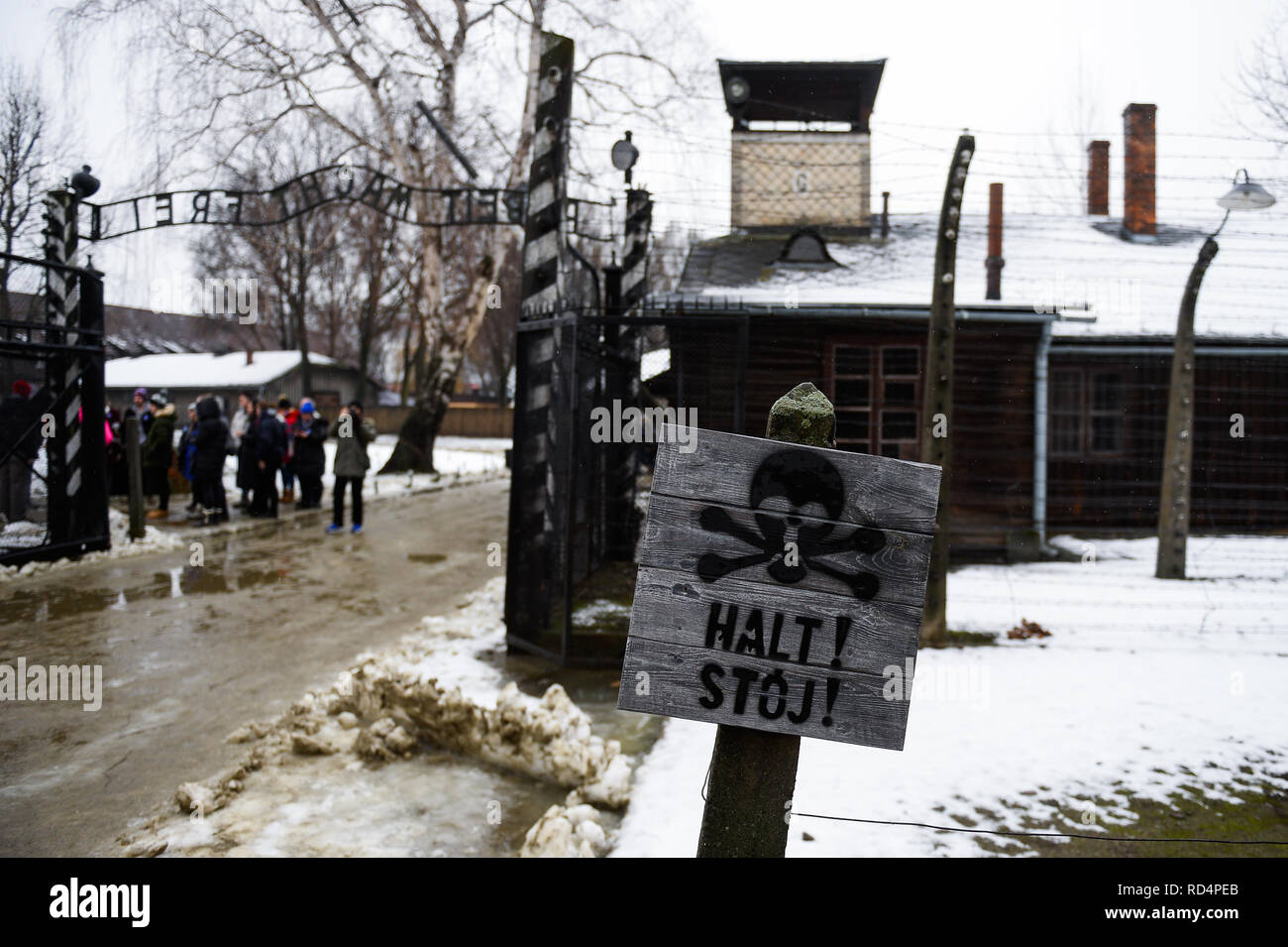 Ein Schild mit der Aufschrift TOP!' im Deutschen und Polnischen im ehemaligen deutschen Vernichtungslager Auschwitz-Birkenau gesehen. Die Erinnerung an den Holocaust Tag findet am 27. Januar, wo die Überlebenden der 74. Jahrestag der Befreiung von Auschwitz Feierlichkeiten teilnehmen wird. Stockfoto