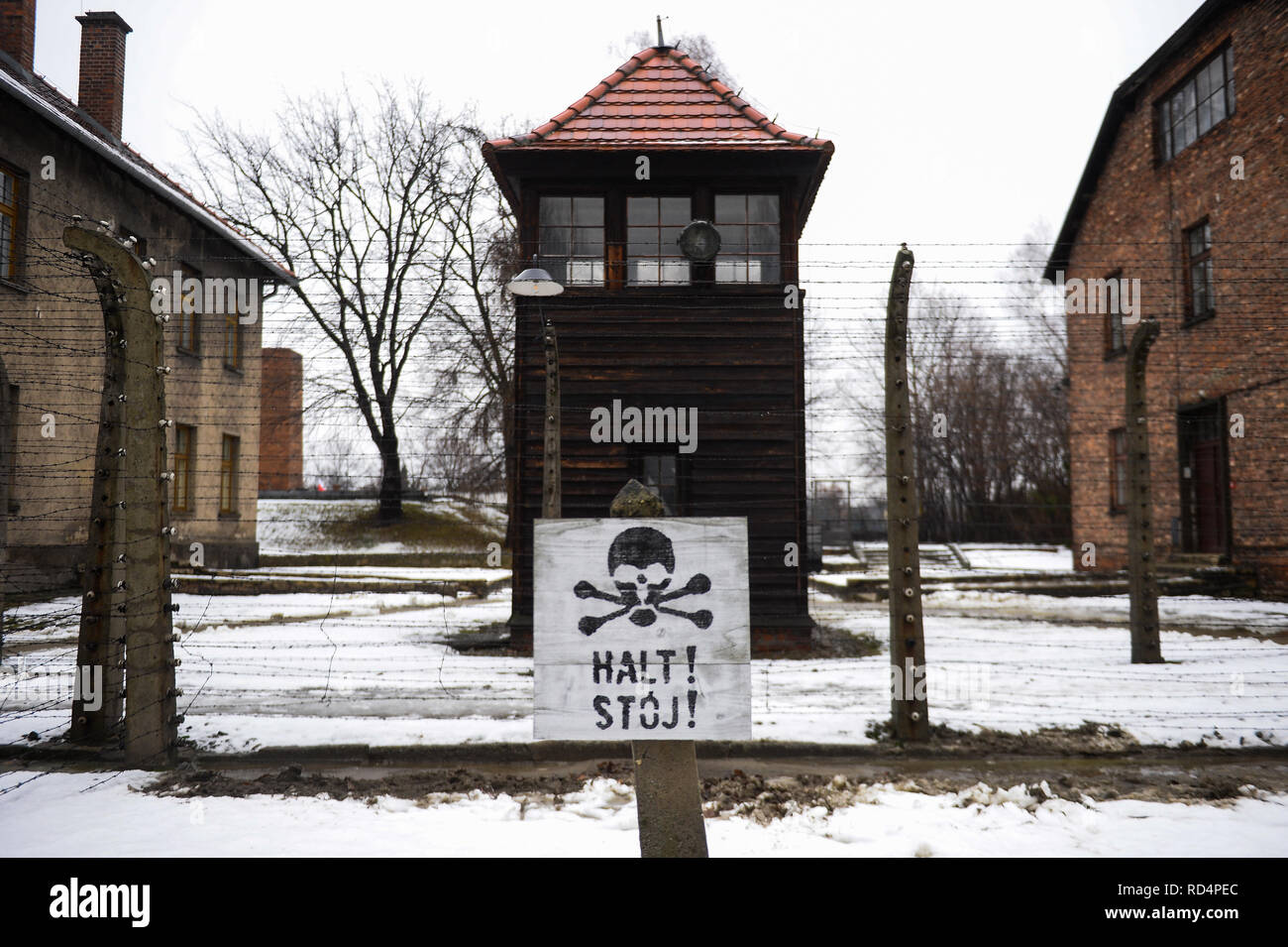 Ein Schild mit der Aufschrift TOP!' im Deutschen und Polnischen im ehemaligen deutschen Vernichtungslager Auschwitz-Birkenau gesehen. Die Erinnerung an den Holocaust Tag findet am 27. Januar, wo die Überlebenden der 74. Jahrestag der Befreiung von Auschwitz Feierlichkeiten teilnehmen wird. Stockfoto