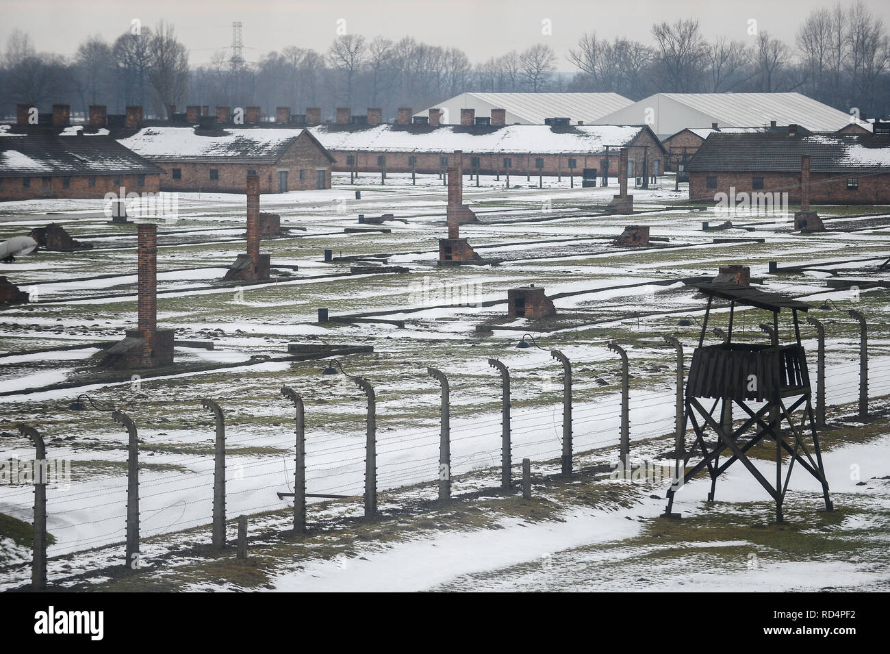 Der Ansicht des ehemaligen deutschen Konzentrationslager Auschwitz-Birkenau. Die Erinnerung an den Holocaust Tag findet am 27. Januar, wo die Überlebenden der 74. Jahrestag der Befreiung von Auschwitz Feierlichkeiten teilnehmen wird. Stockfoto