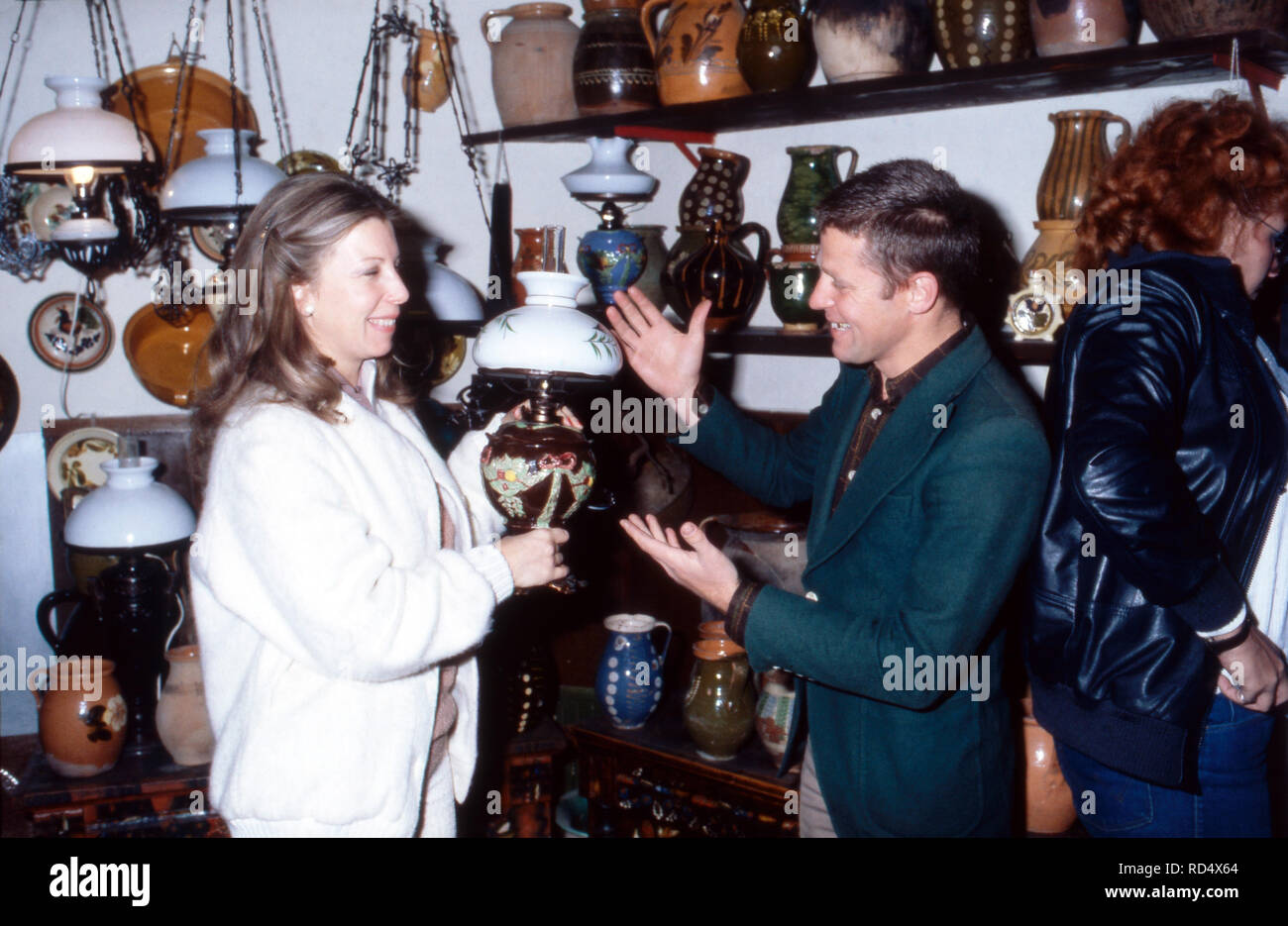 Jutta Prinzessin von Preußen ersteht eine Lampe in einem Antiquitätengeschäft in Ungarn, 1978. Jutta Prinzessin von Preußen den Kauf einer Lampe an ein Antiquitätengeschäft in Ungarn, 1978. Stockfoto