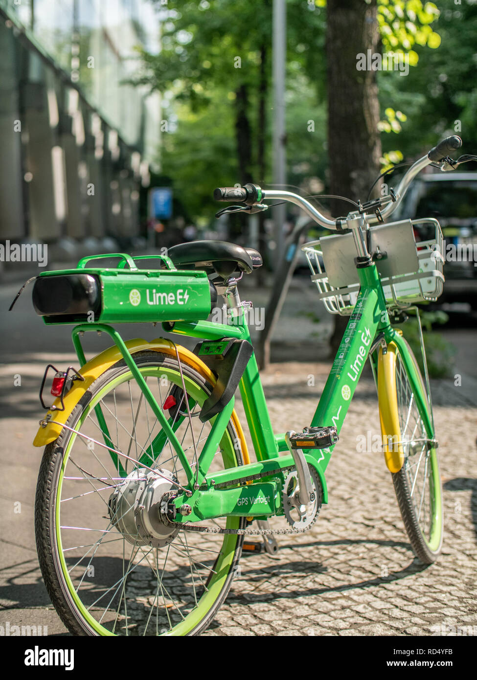 BERLIN, DEUTSCHLAND - Juli 2018: ein Kalk - E-Bike auf einem Bürgersteig in Berlin, Deutschland Stockfoto