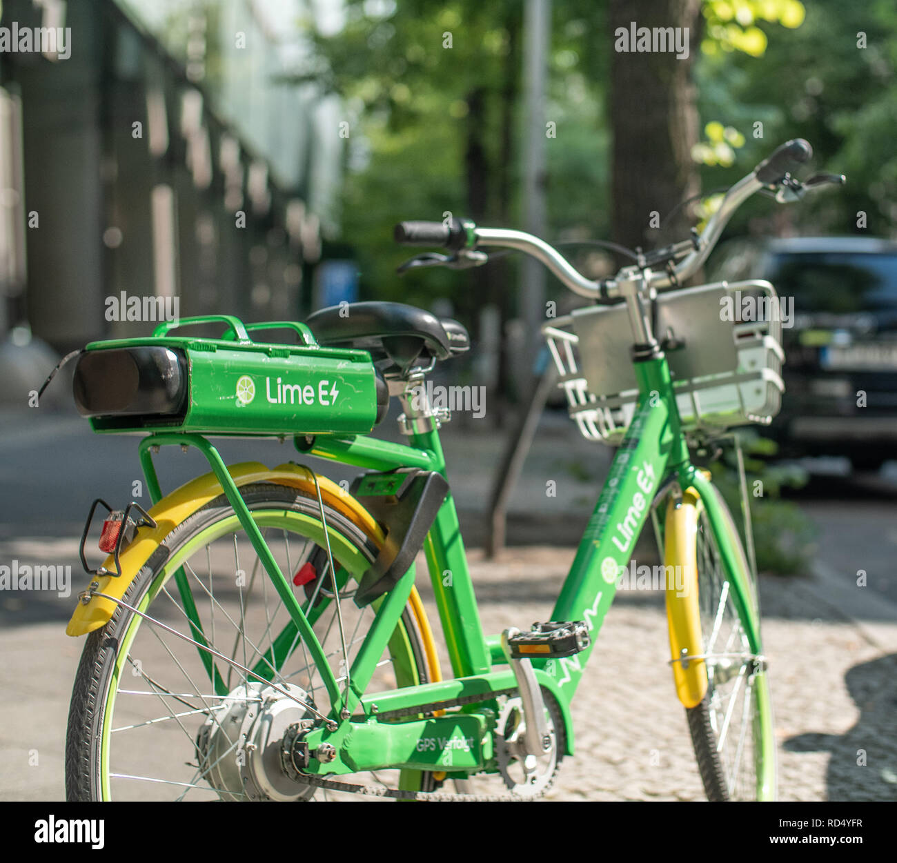 BERLIN, DEUTSCHLAND - Juli 2018: In der Nähe von Kalk - E-Bike auf einem Bürgersteig in Berlin, Deutschland Stockfoto