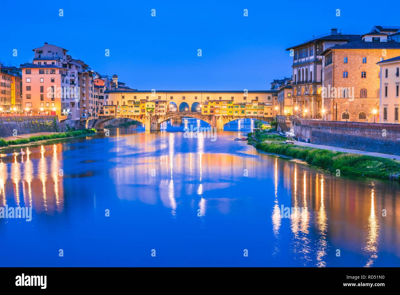 Florenz, Toskana, Ponte Vecchio eine mittelalterliche Steinbogenbrücke über den Fluss Arno, Italien Stockfoto