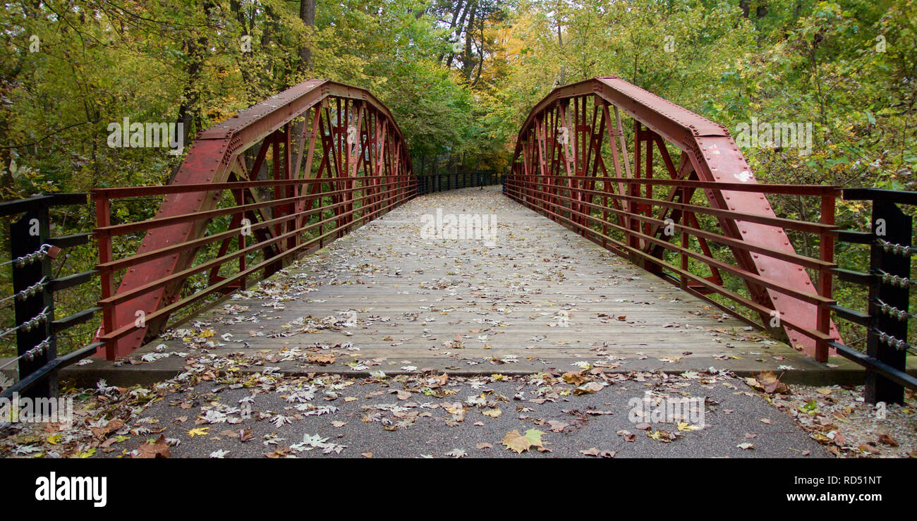 Stahl- und Holz- Wanderweg Brücke mit Laub in Newburgh Indiana auf der Rivertown Trail im Herbst in der Nähe der Ohio River Scenic Byway. Stockfoto