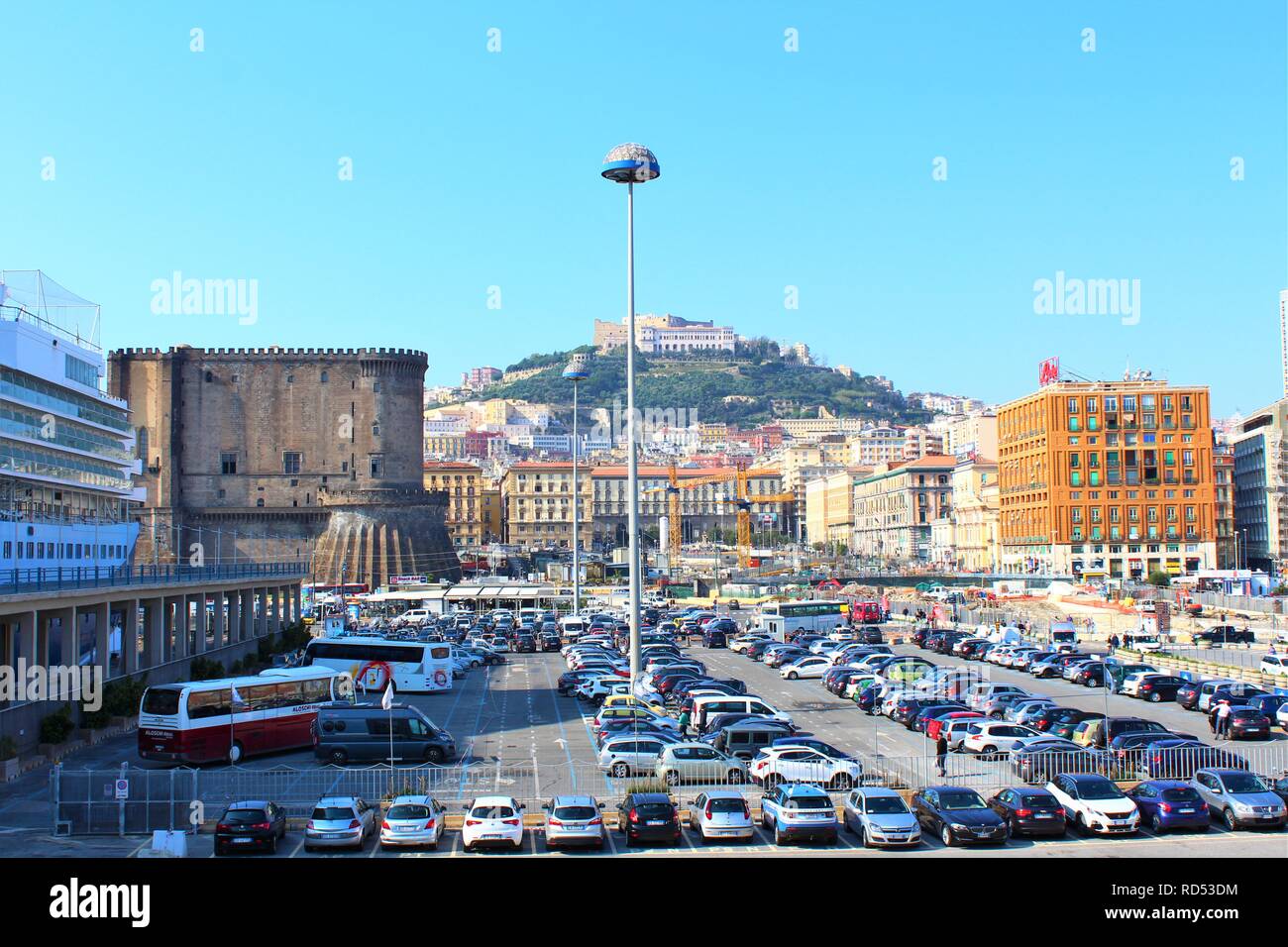 Neapel, Italien - 23. Oktober 2018: Nachmittag Blick auf den geschäftigen Hafen und die Innenstadt von Neapel. Stockfoto