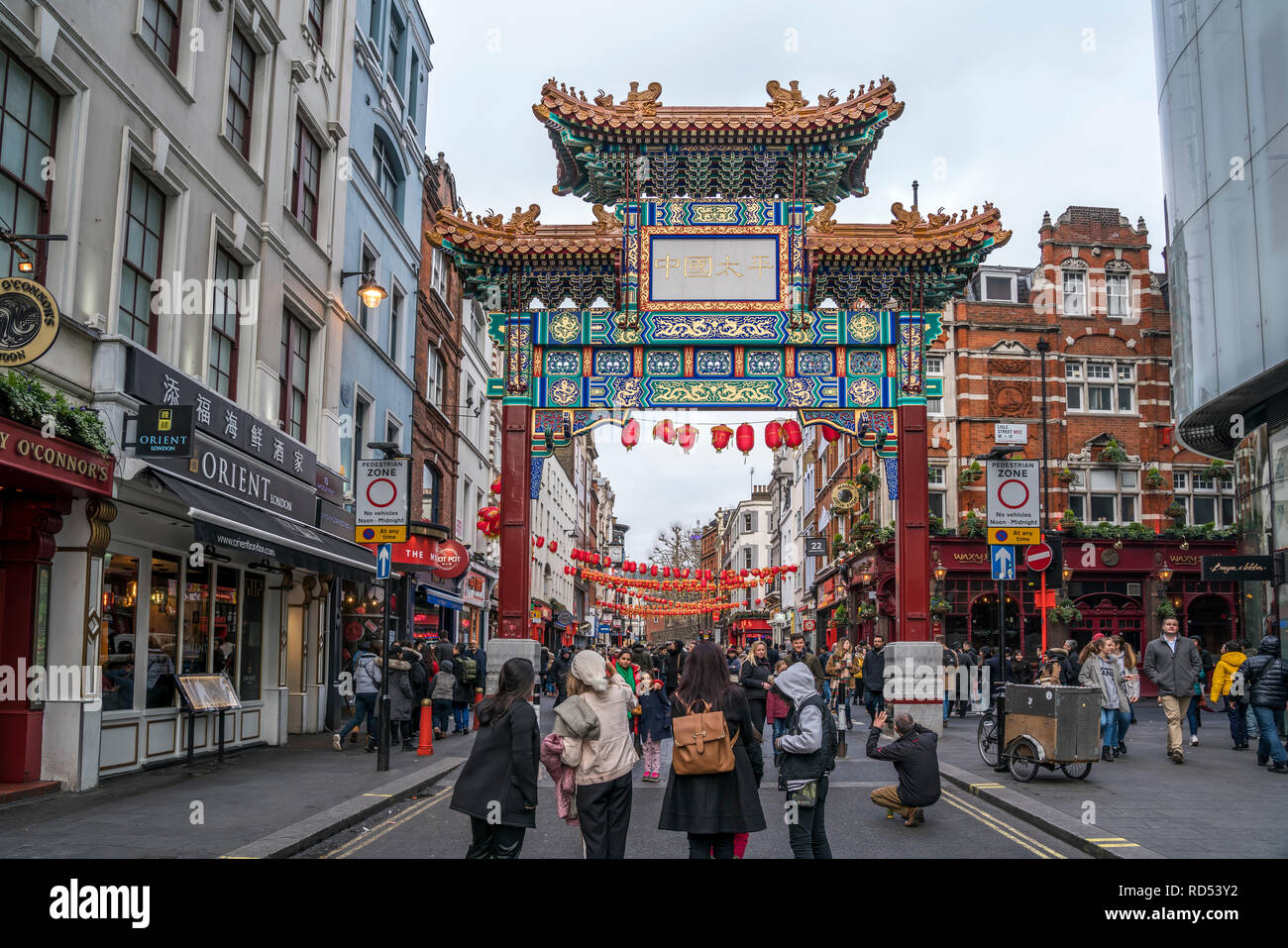 Chinatown Tor, Wardour Street, London, Vereinigtes Königreich Großbritannien, Europa | Chinatown Gate auf Wardour Street London, Vereinigtes Königreich von G Stockfoto