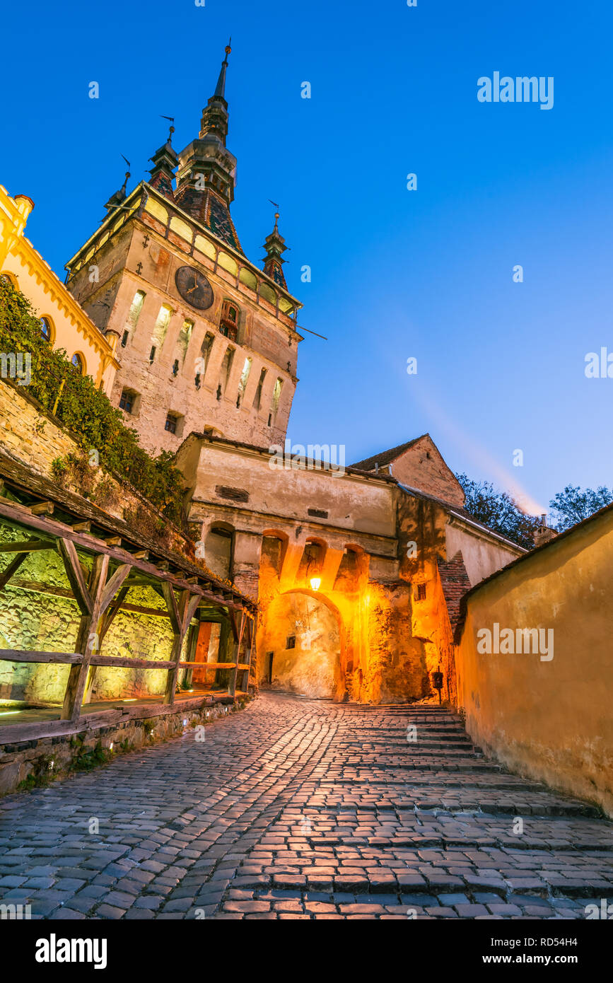Sighisoara, Siebenbürgen. Der Uhrenturm und der berühmte mittelalterliche befestigte Stadt in Rumänien. Stockfoto