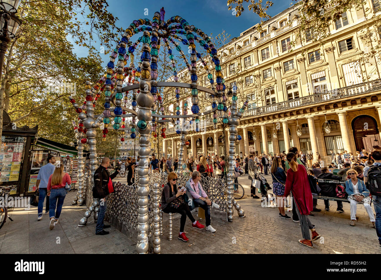 Die bunten Cuploa oder Torbogen aus Glas Perlen am Eingang des Palais Royal - Musée du Louvre Metro-Station Place colette, Paris Stockfoto